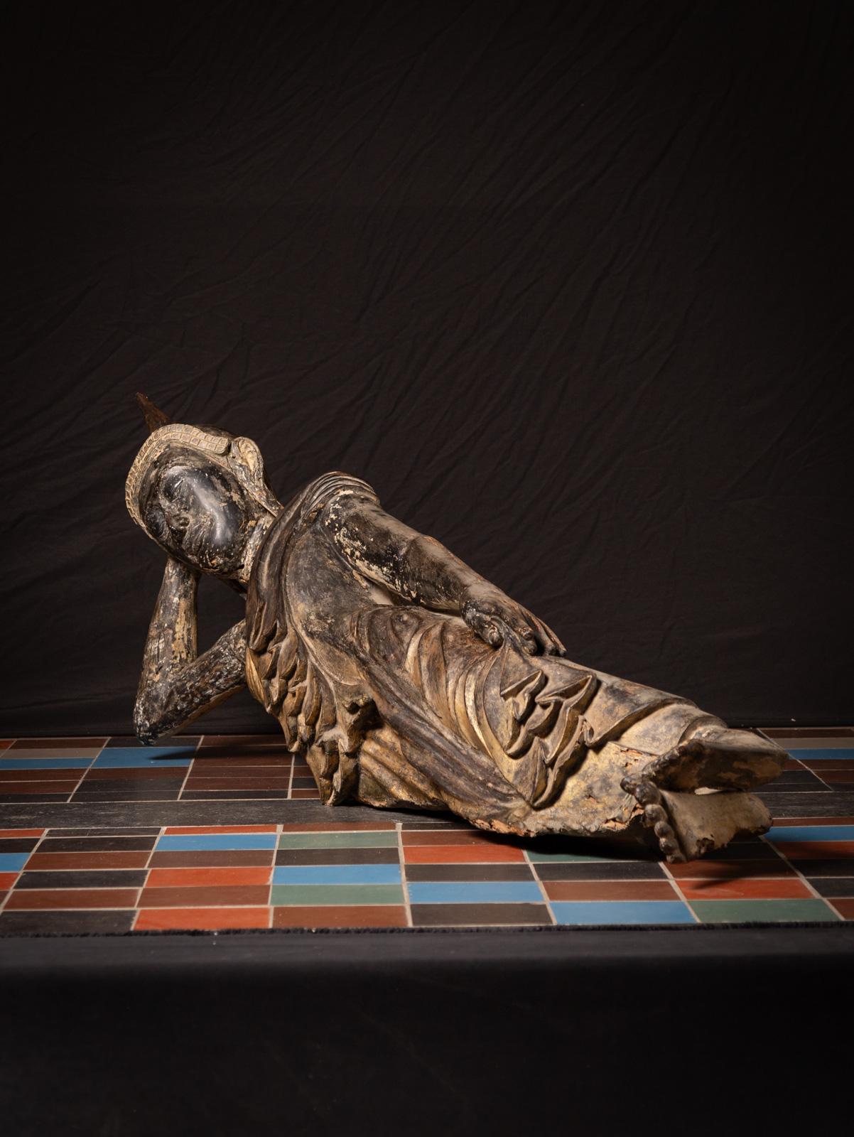 Grande statue de Bouddha birman allongé du 18e siècle en vente 1