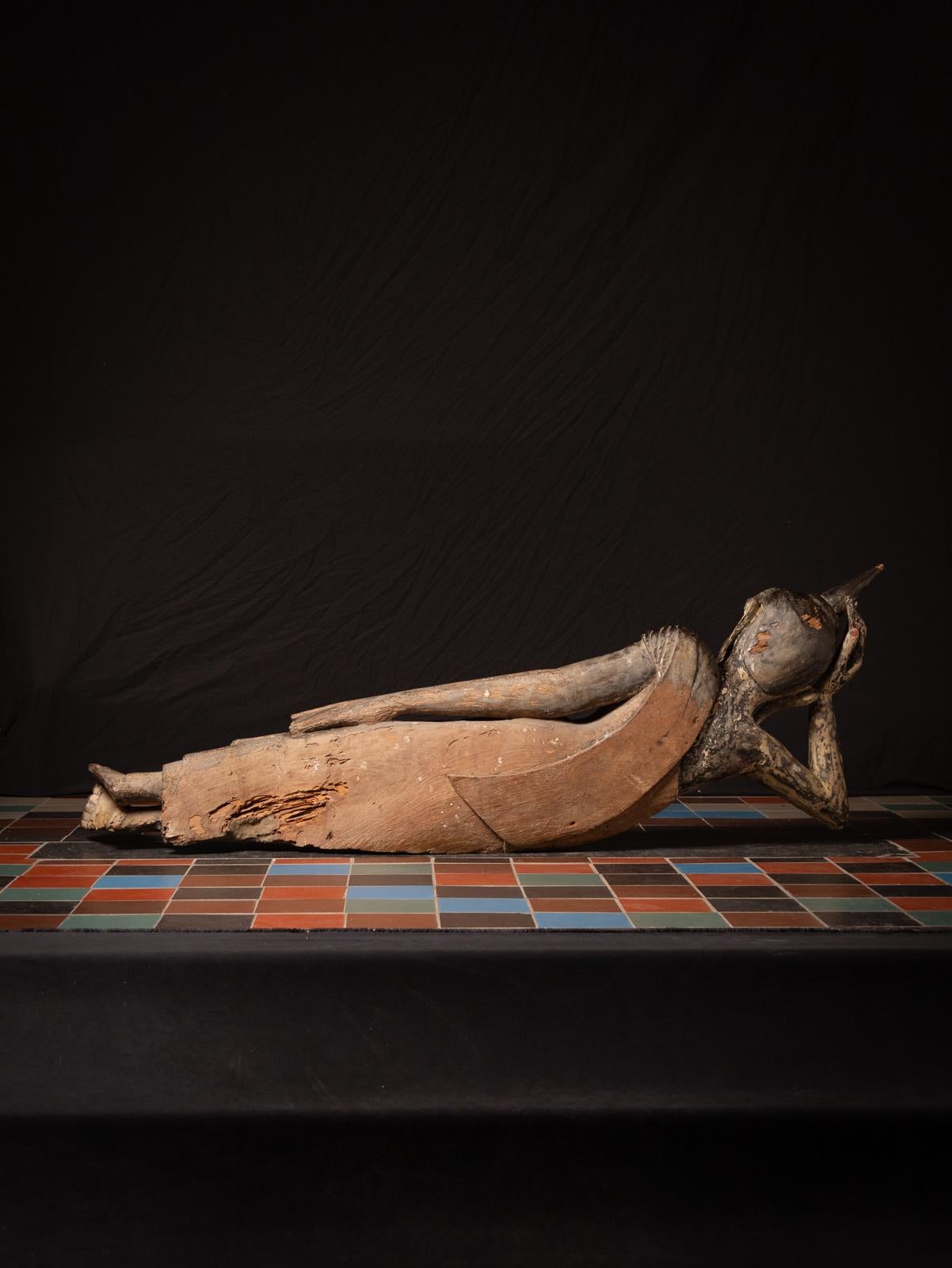 Grande statue de Bouddha birman allongé du 18e siècle en vente 3