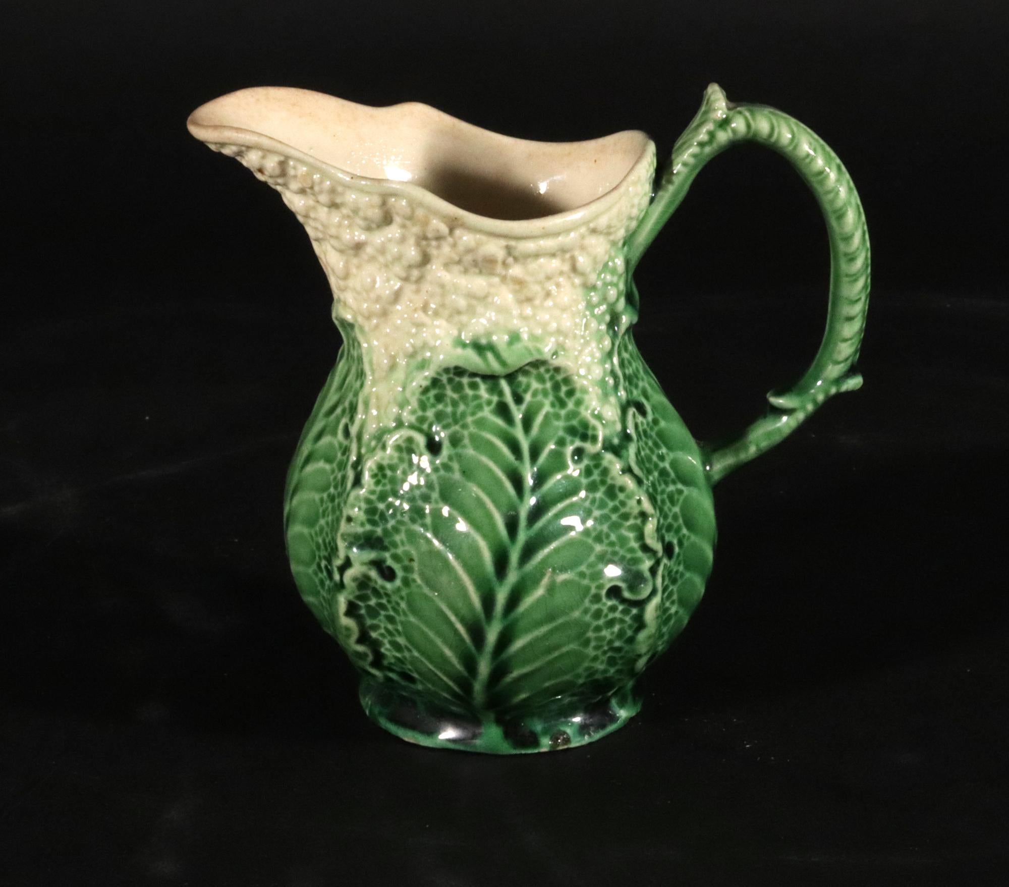 Georgien Crémier à choux-fleurs en Creamware du Staffordshire du 18e siècle en vente