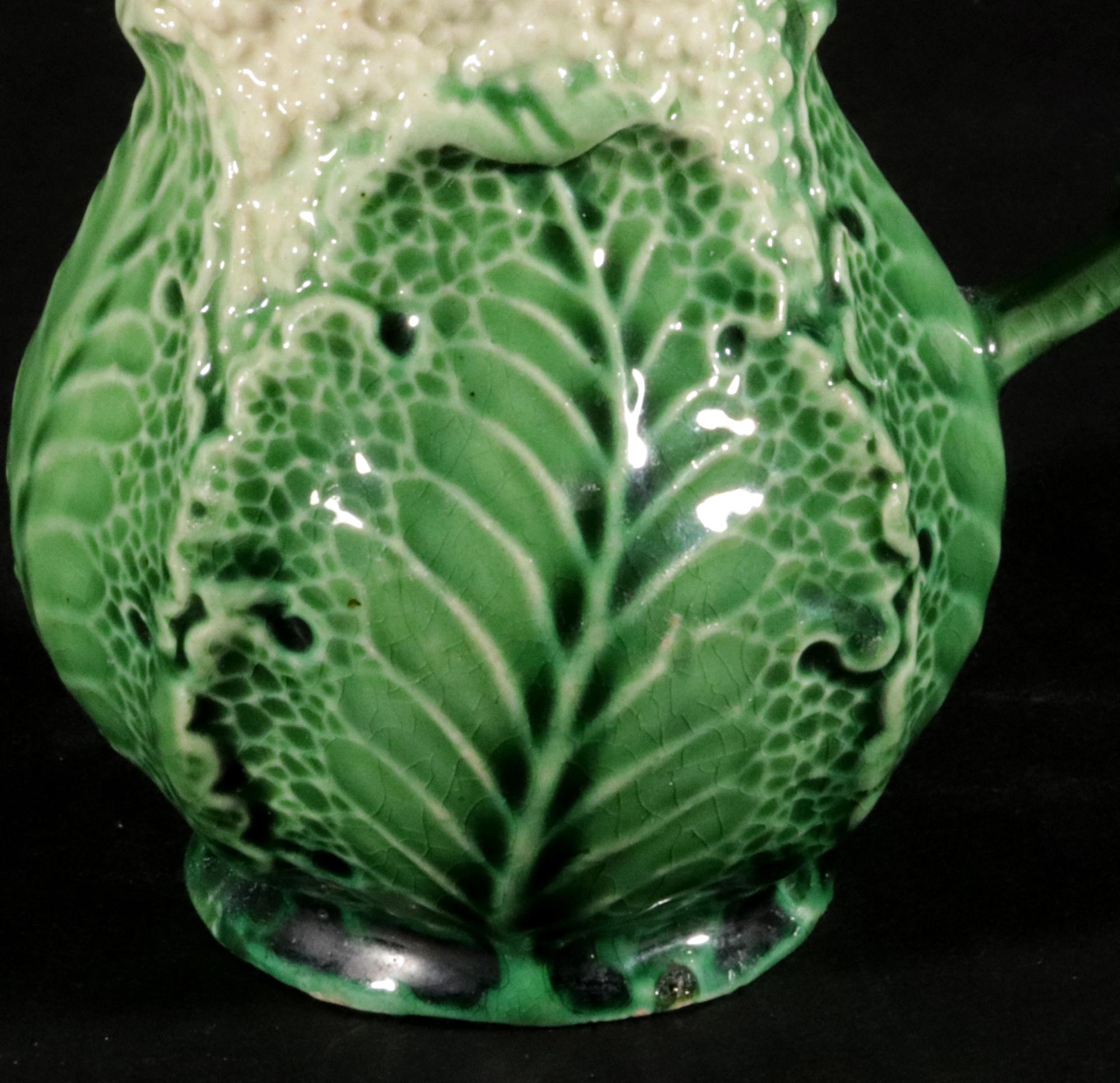 Milieu du XVIIIe siècle Crémier à choux-fleurs en Creamware du Staffordshire du 18e siècle en vente