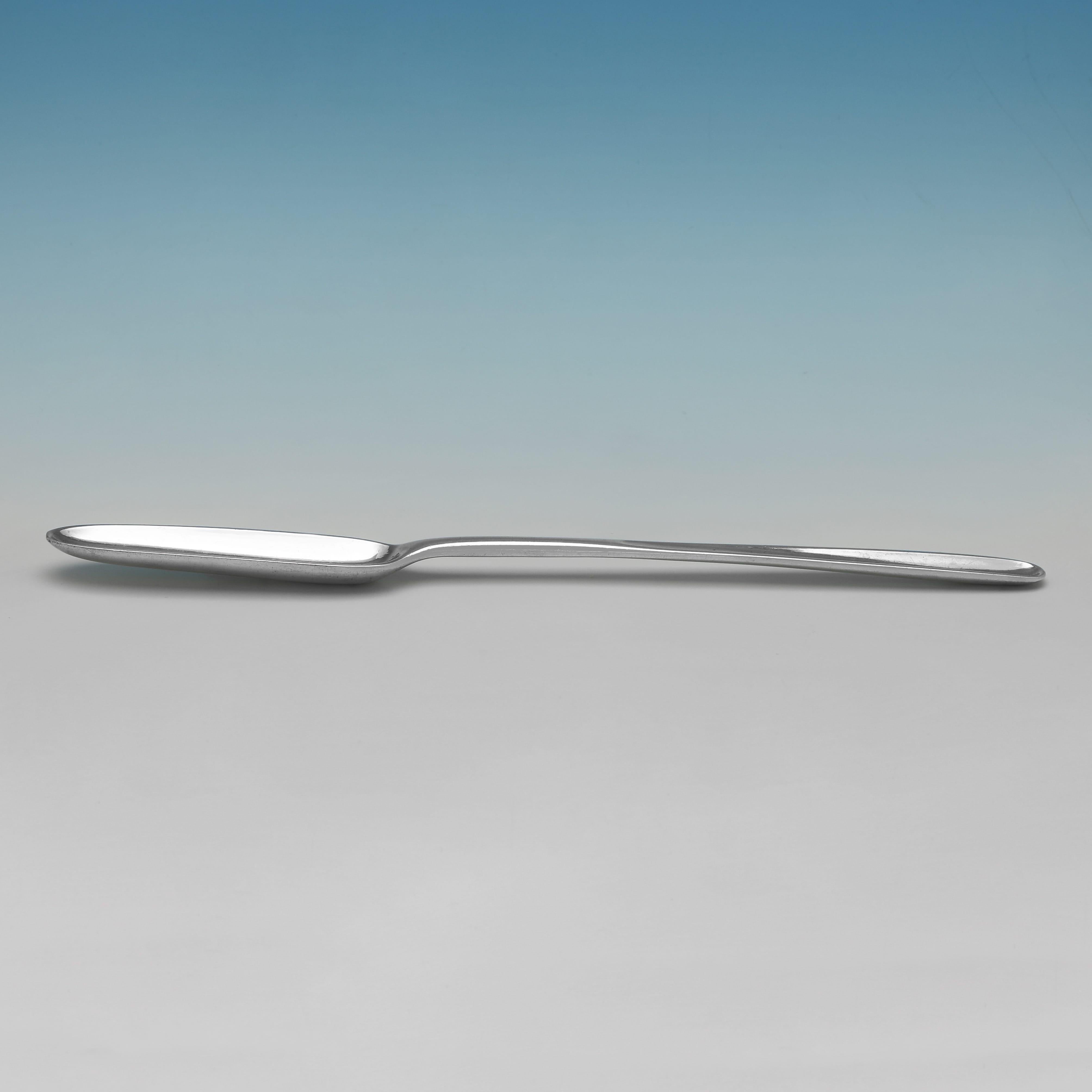 Poinçonnée à Londres en 1775 par Stephams I, cette belle cuillère à moelle ancienne en argent sterling d'époque George III présente une forme traditionnelle et est gravée d'un écusson au revers. 

La pelle à moelle mesure 8,75