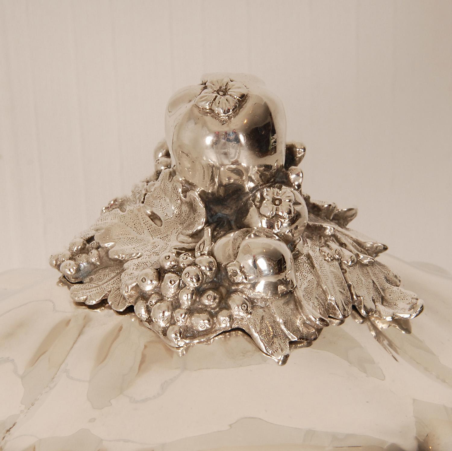 Sopera de Plata de Ley del Siglo XVIII Martillada Venecia Italiana Rococó Vaciado en venta