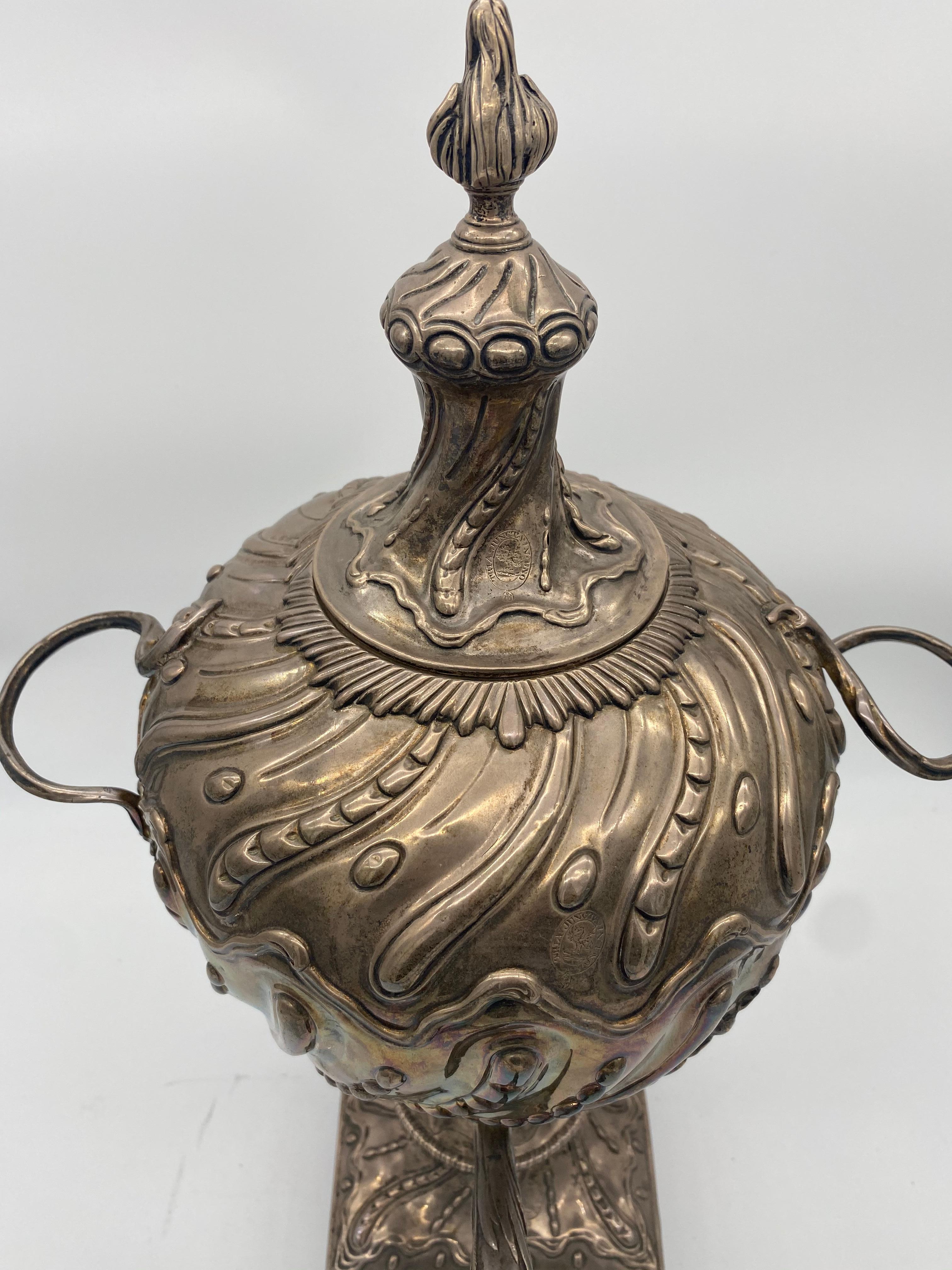 18. Jahrhundert Antike 20'' Sterling Silber Wasser Urne im Angebot 12