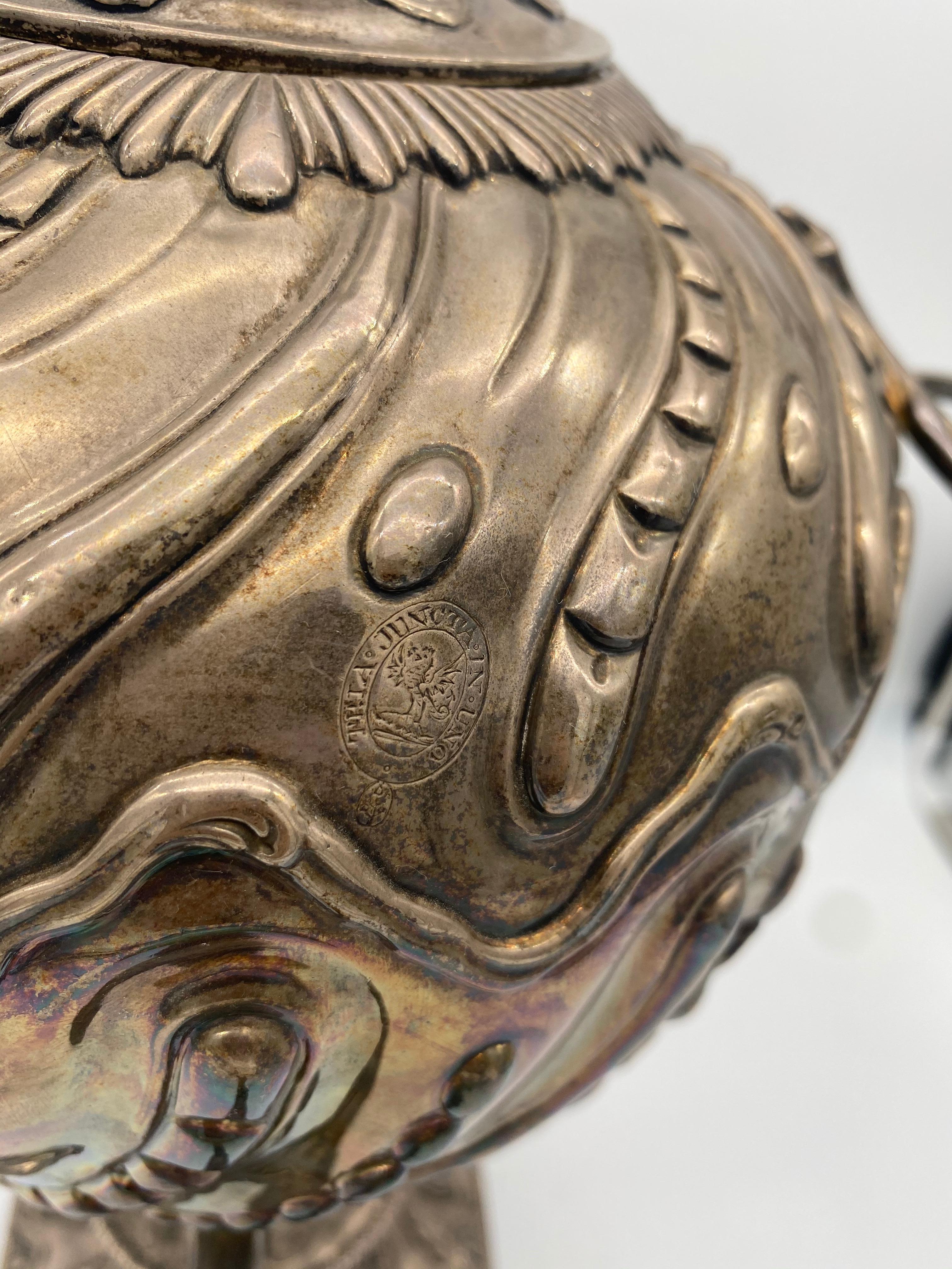 18. Jahrhundert Antike 20'' Sterling Silber Wasser Urne im Angebot 13