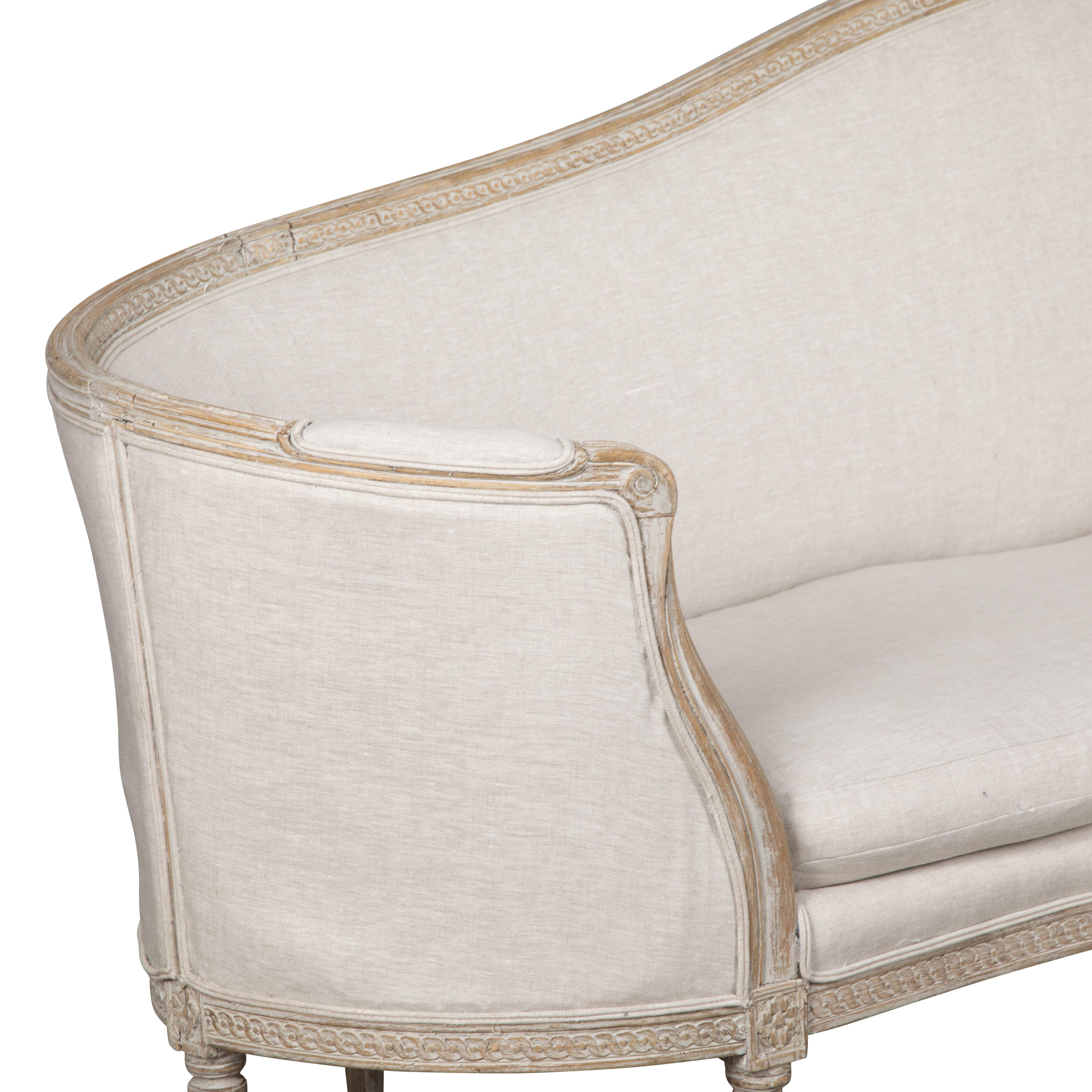 Außergewöhnliche Qualität Stockholm voller Länge gebogen Ende Wanne Sofa.
Dies ist ein ungewöhnlicher Fund aus dem 18. Jahrhundert. Neu gestrichen in sanftem Grau und neu gepolstert in Leinen. 
