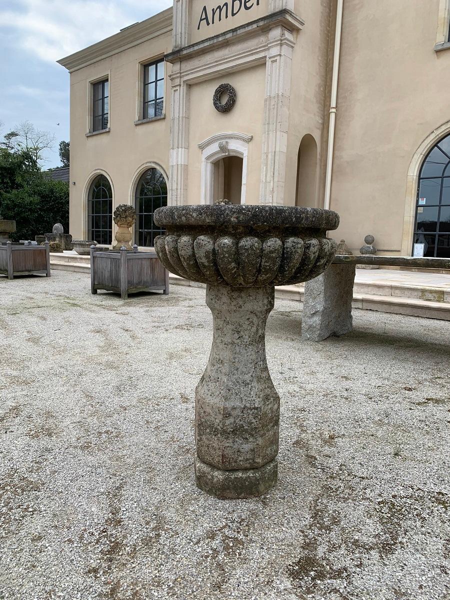 A elegant 18th century sandstone planter on colomn. The lobbed bowl on a baluster shaped foot. In good condition with original patina and moss incrustation.
 
Originally these bassins were used as birdbaths or they were used as planters. 
 