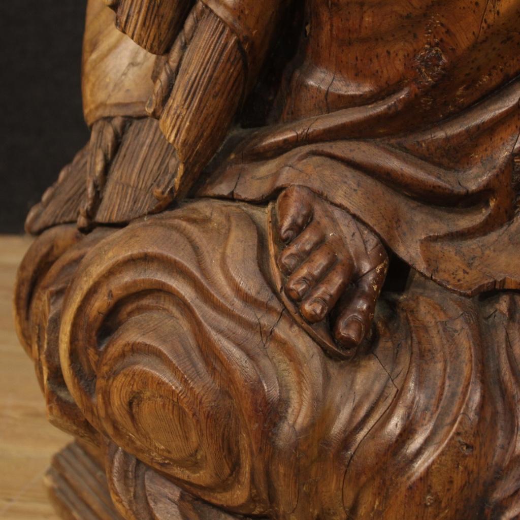Große deutsche Skulptur aus dem 18. Jahrhundert. Fein gemeißeltes Kunstwerk aus Zirbenholz, das ein Thema der sakralen Kunst darstellt, einen Heiligen, der auf einer Wolke ruht und studiert. Skulpturen für Antiquitätenhändler und Sammler in