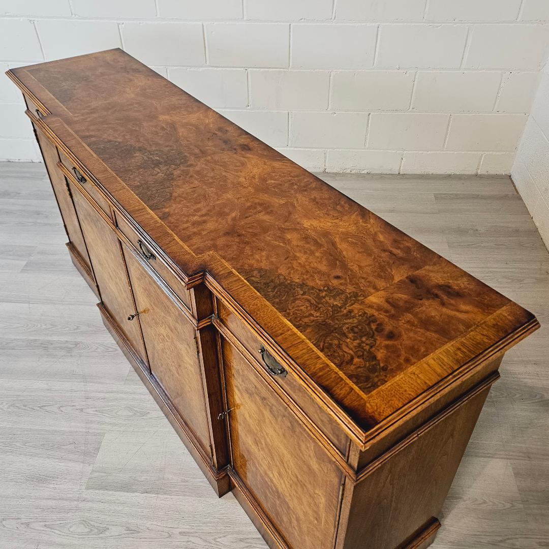 18th Century Style Buffet Sideboard Walnut Burr, Georgian Style English  In Good Condition For Sale In Toronto, CA