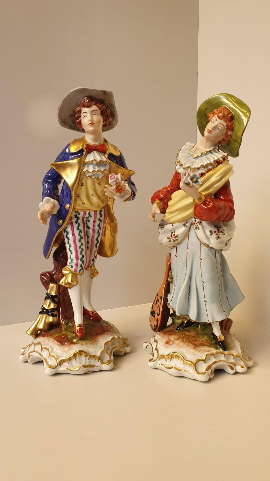 Pair of figurines in original Italian porcelain from Capo di Monte.
These Louis XVI style objects represent a romantic scene of a knight intent on giving a bouquet of flowers to a lady of the 1700, all finely made and hand painted with the ancient