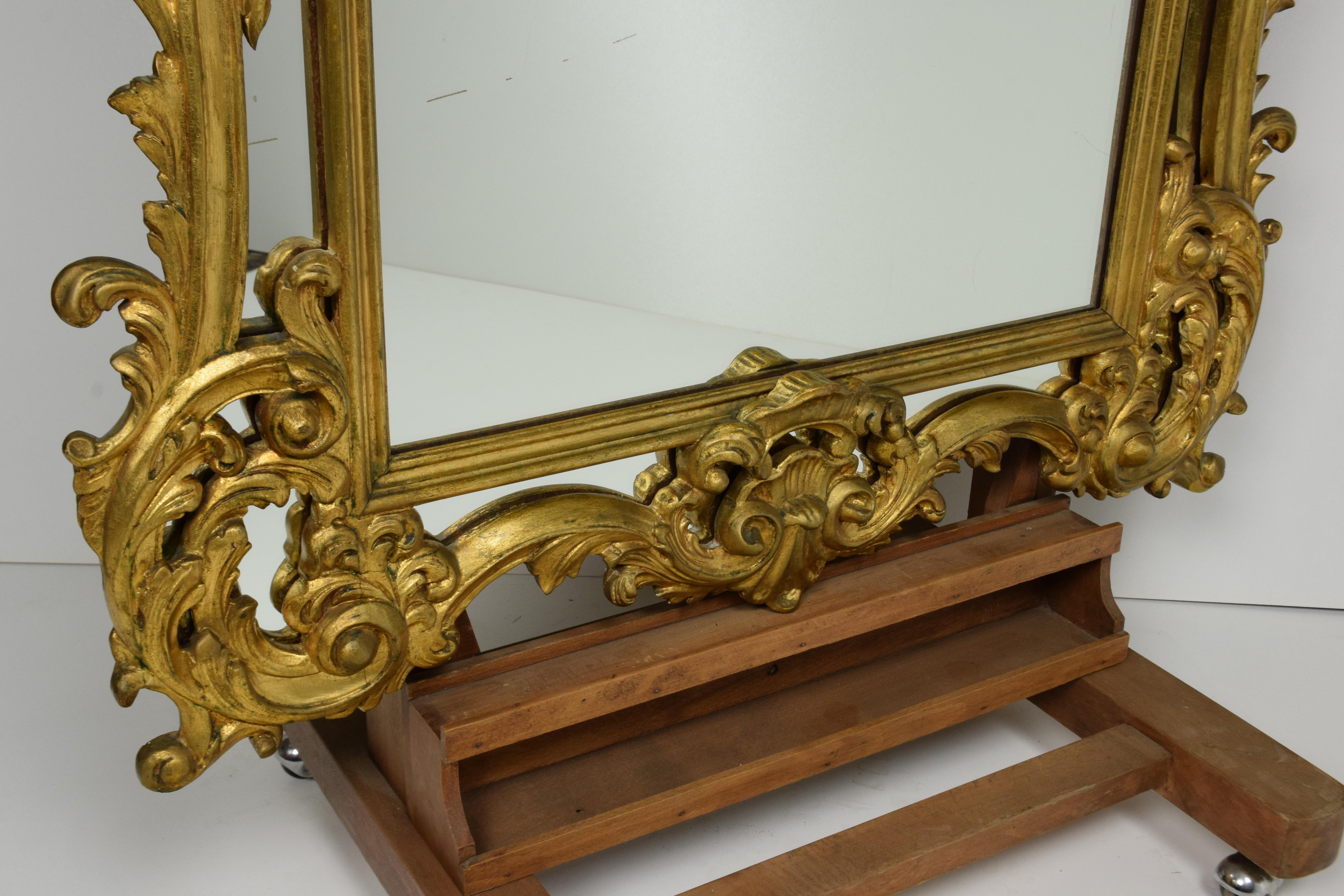 18th Century Style Carved and Gilded Wooden Mirror In Good Condition In Prato, IT