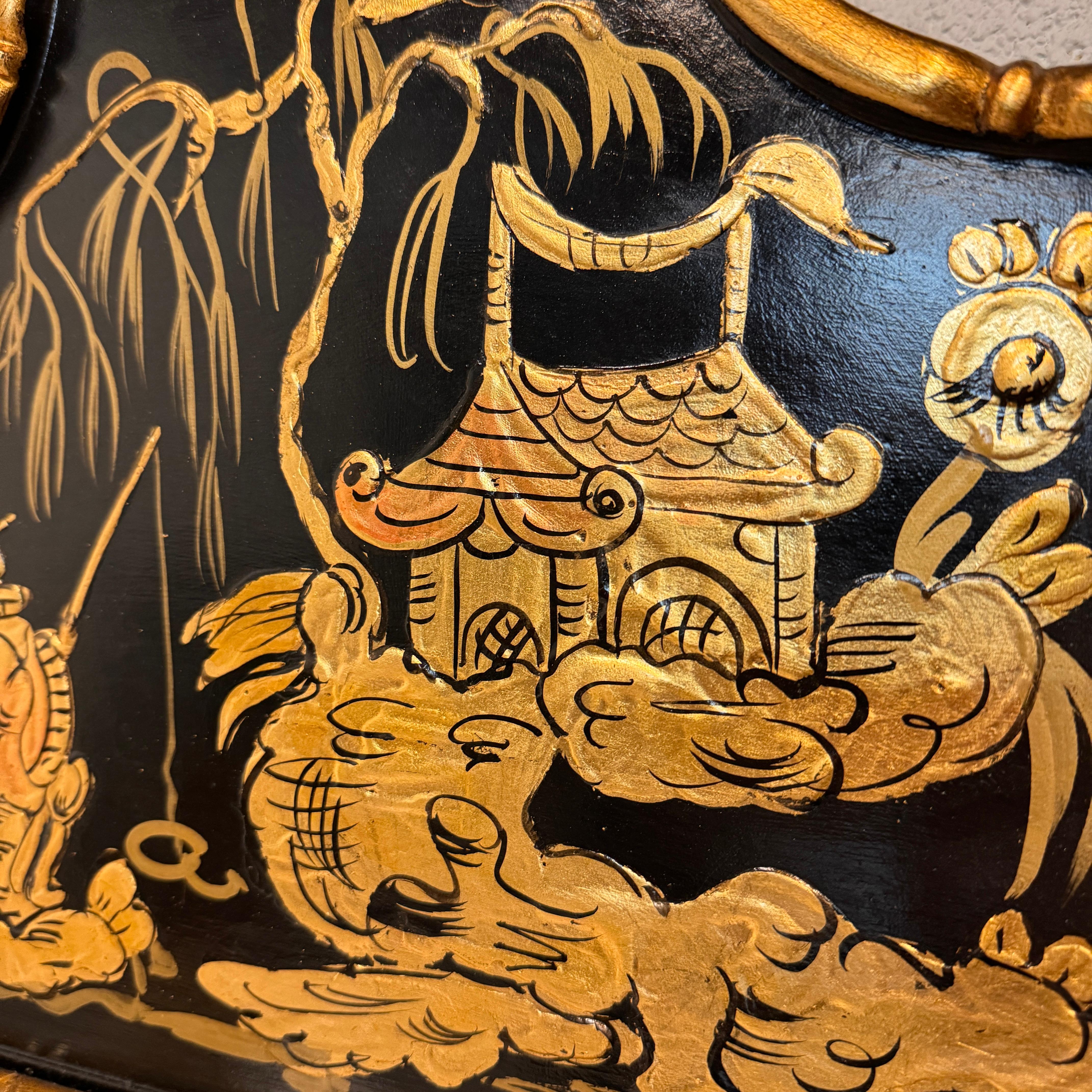 Chippendale Specchio con cornice in lacca nera in stile Chinoiserie del XVIII secolo con accenti dorati in vendita