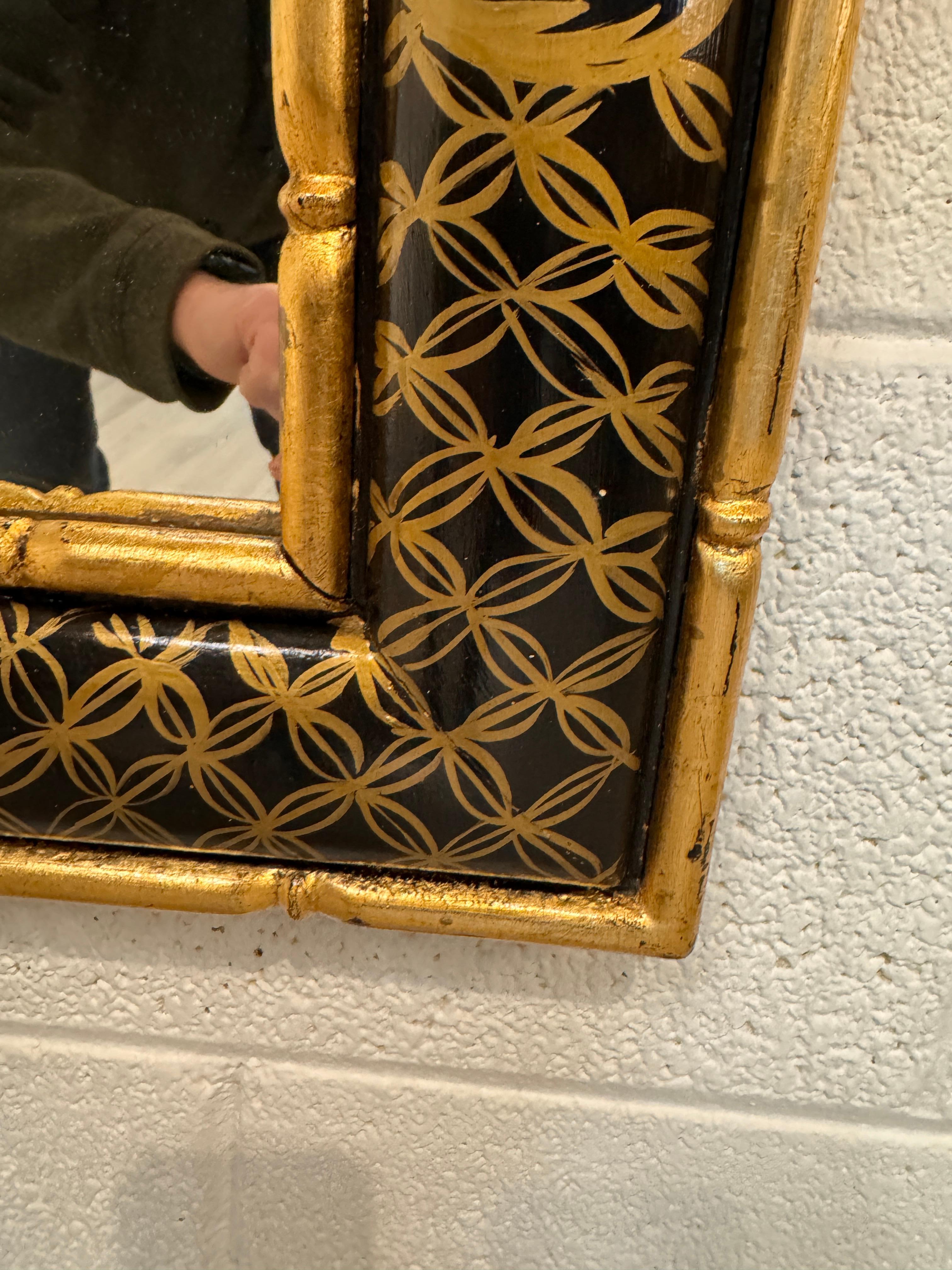 Specchio con cornice in lacca nera in stile Chinoiserie del XVIII secolo con accenti dorati In condizioni buone in vendita a Toronto, CA