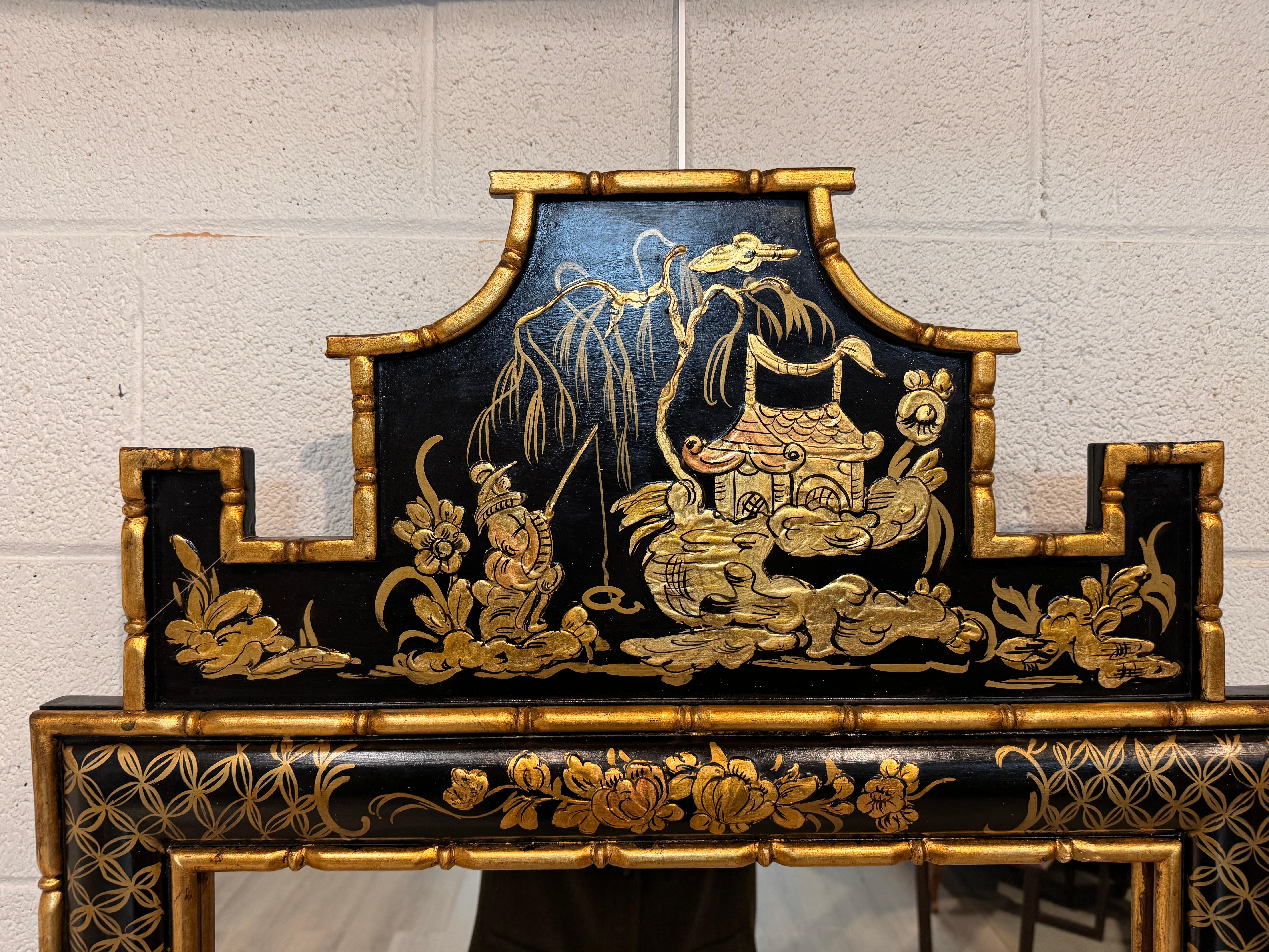XX secolo Specchio con cornice in lacca nera in stile Chinoiserie del XVIII secolo con accenti dorati in vendita
