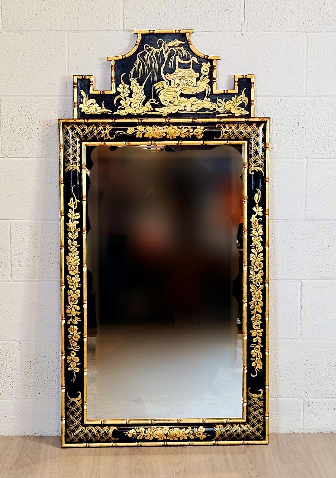 Legno massiccio Specchio con cornice in lacca nera in stile Chinoiserie del XVIII secolo con accenti dorati in vendita