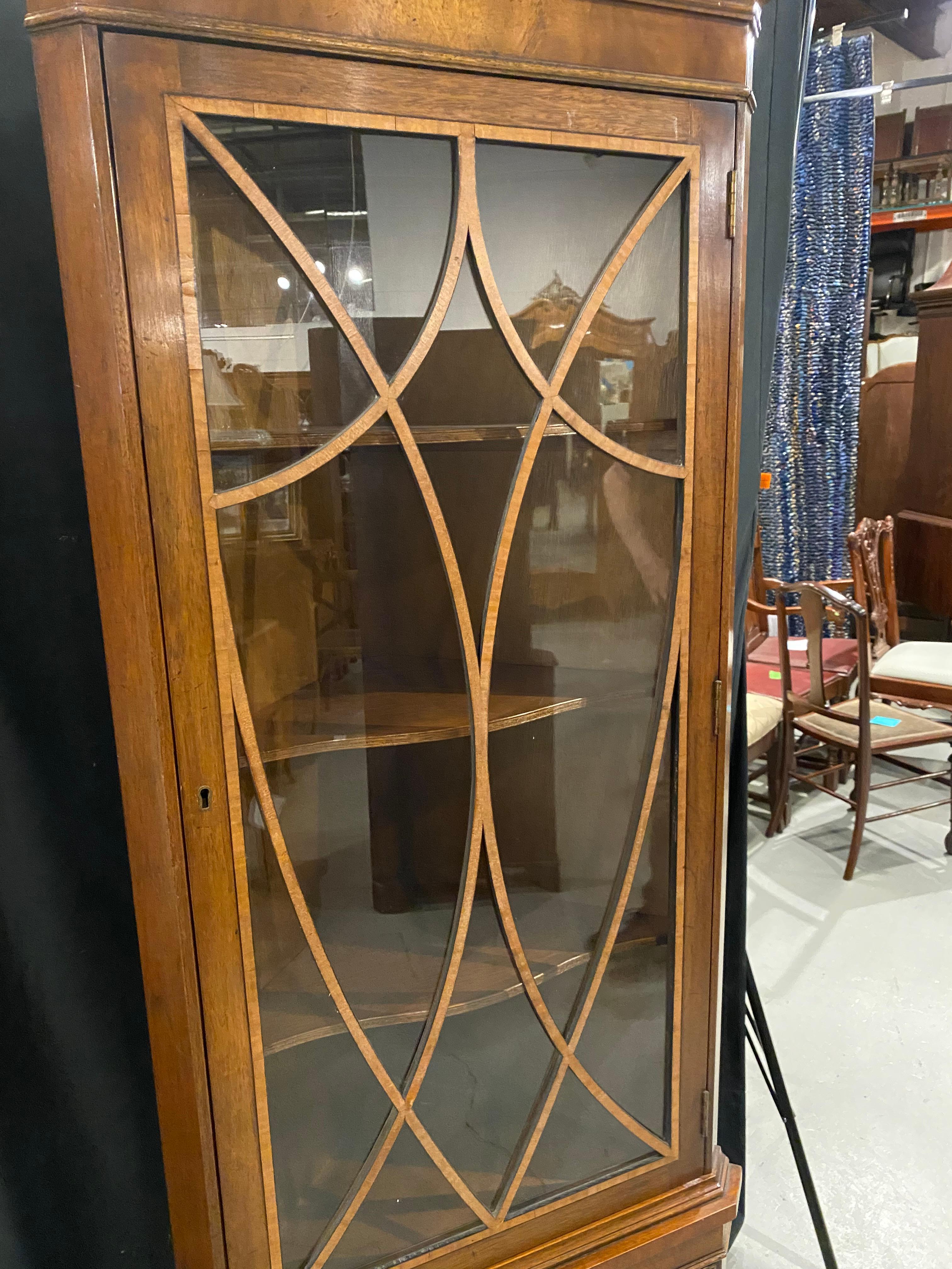 18th Century Style Corner Cabinet, Mahogany with Satinwood and Figured Mahogany In Good Condition In Toronto, CA