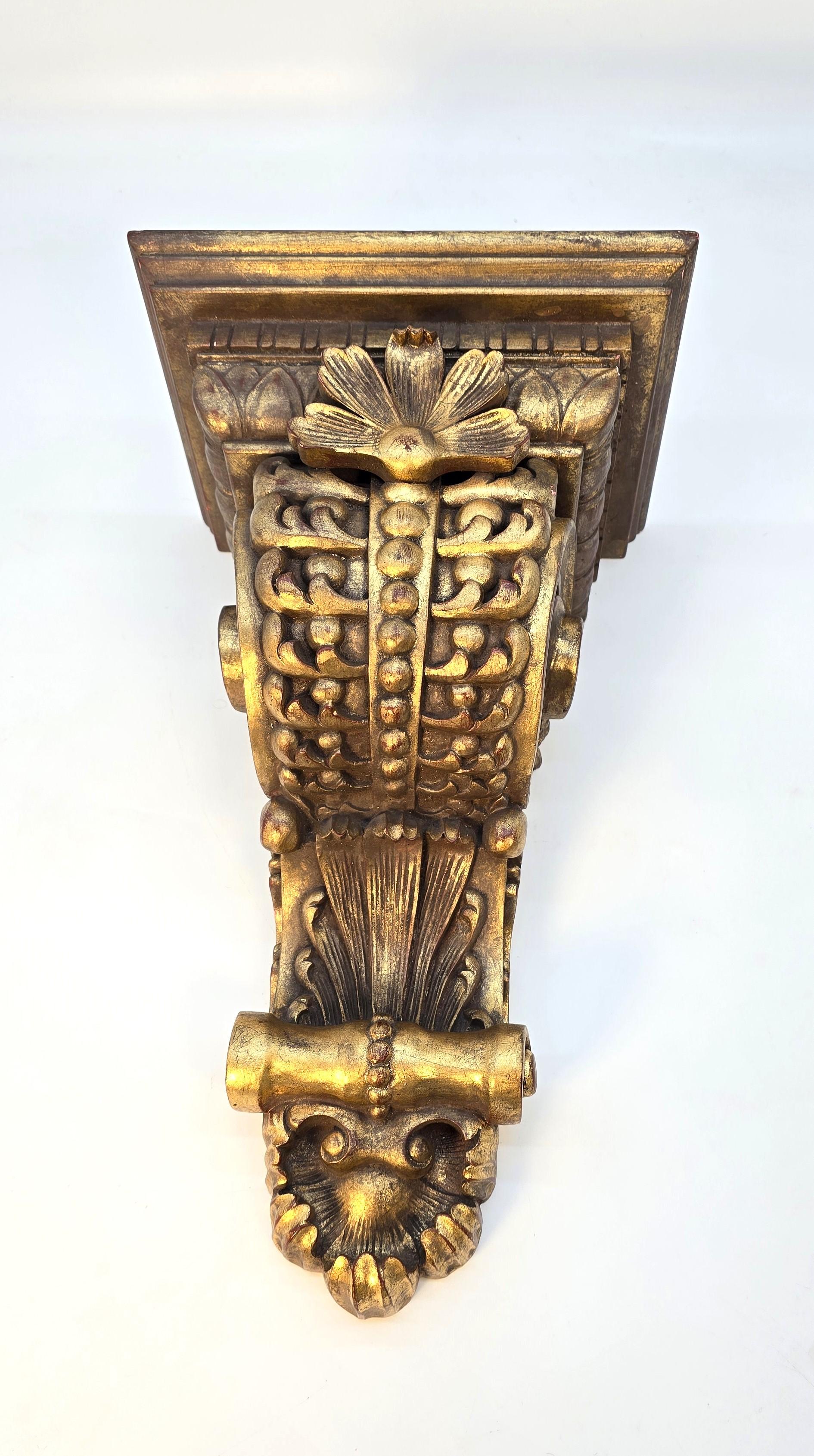 Cette paire de consoles murales de style XVIIIe siècle, très impressionnante et très décorative, est sculptée dans du bois massif et présente un motif élaboré de volutes avec des embellissements de feuillages et de coquillages. Ils sont