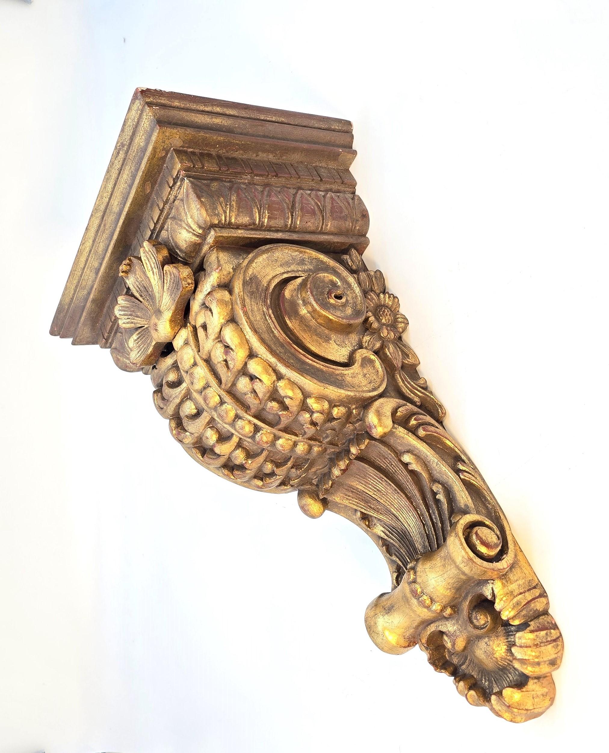Sculpté Consoles murales décoratives en bois doré de style 18e siècle en vente