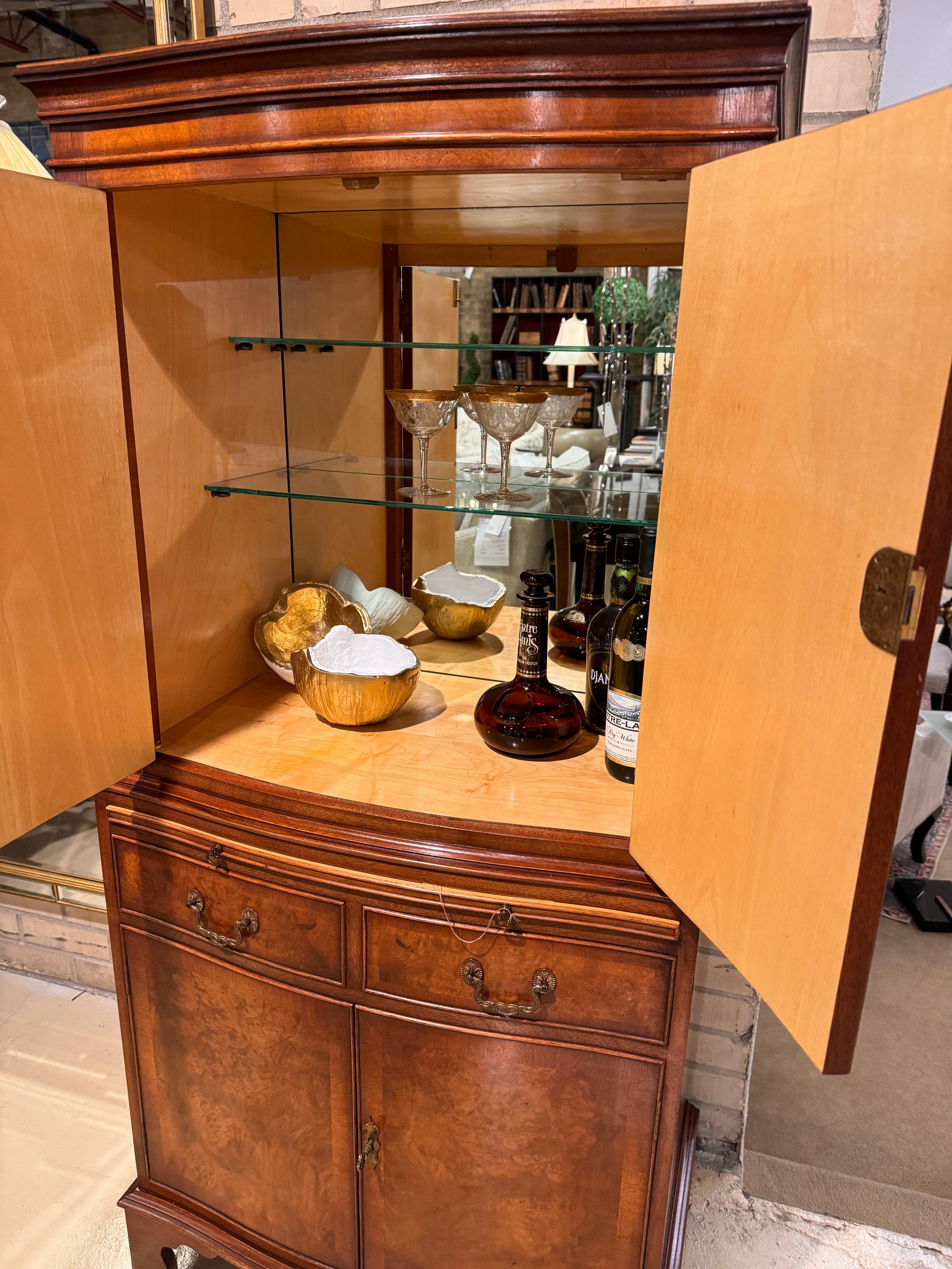 18. Jahrhundert Stil Getränke Kabinett, Nussbaum, Nussbaum Grat Englisch im Zustand „Gut“ im Angebot in Toronto, CA