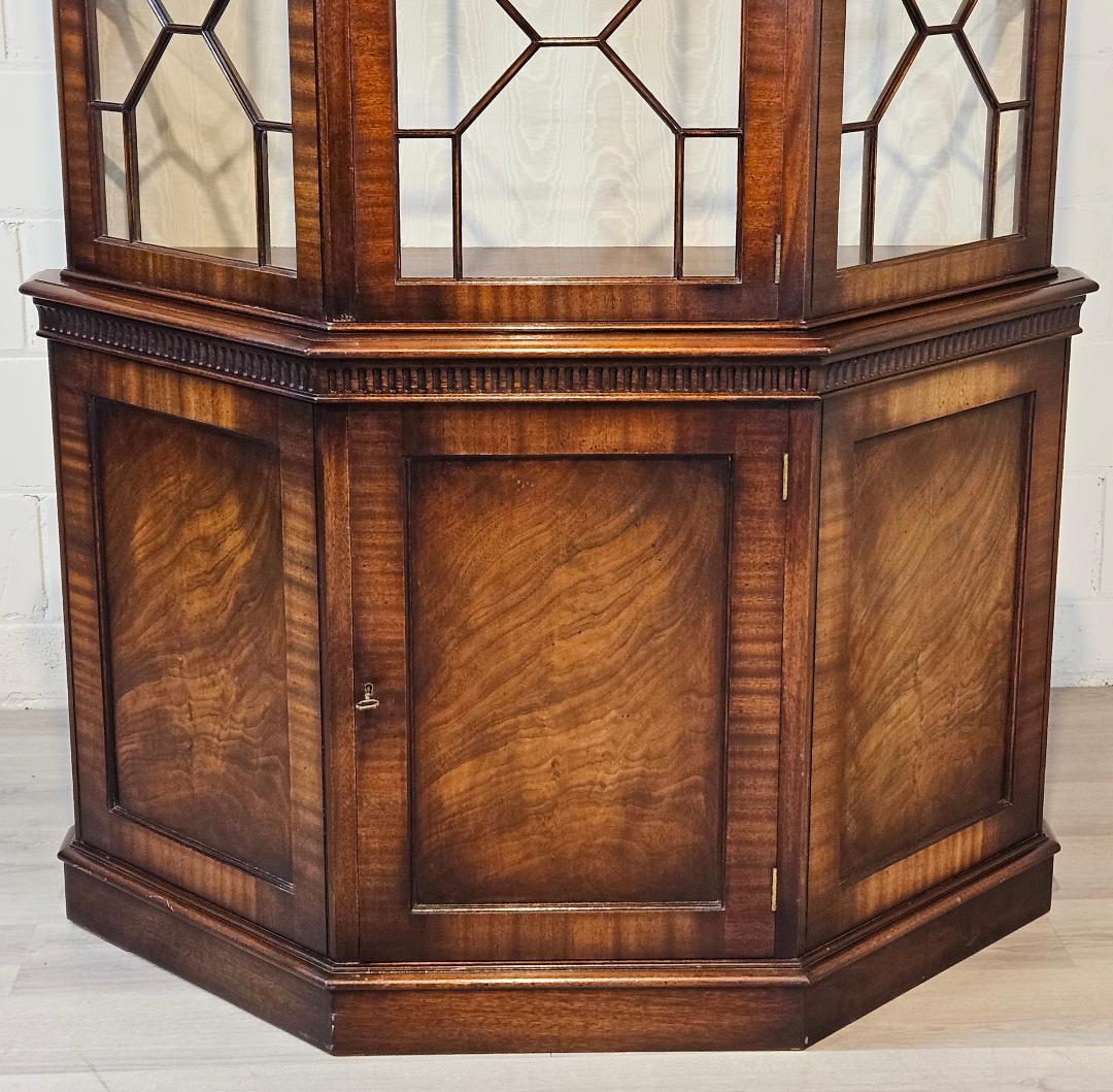 18th Century Style English Display Cabinet Three Side Display In Good Condition For Sale In Toronto, CA