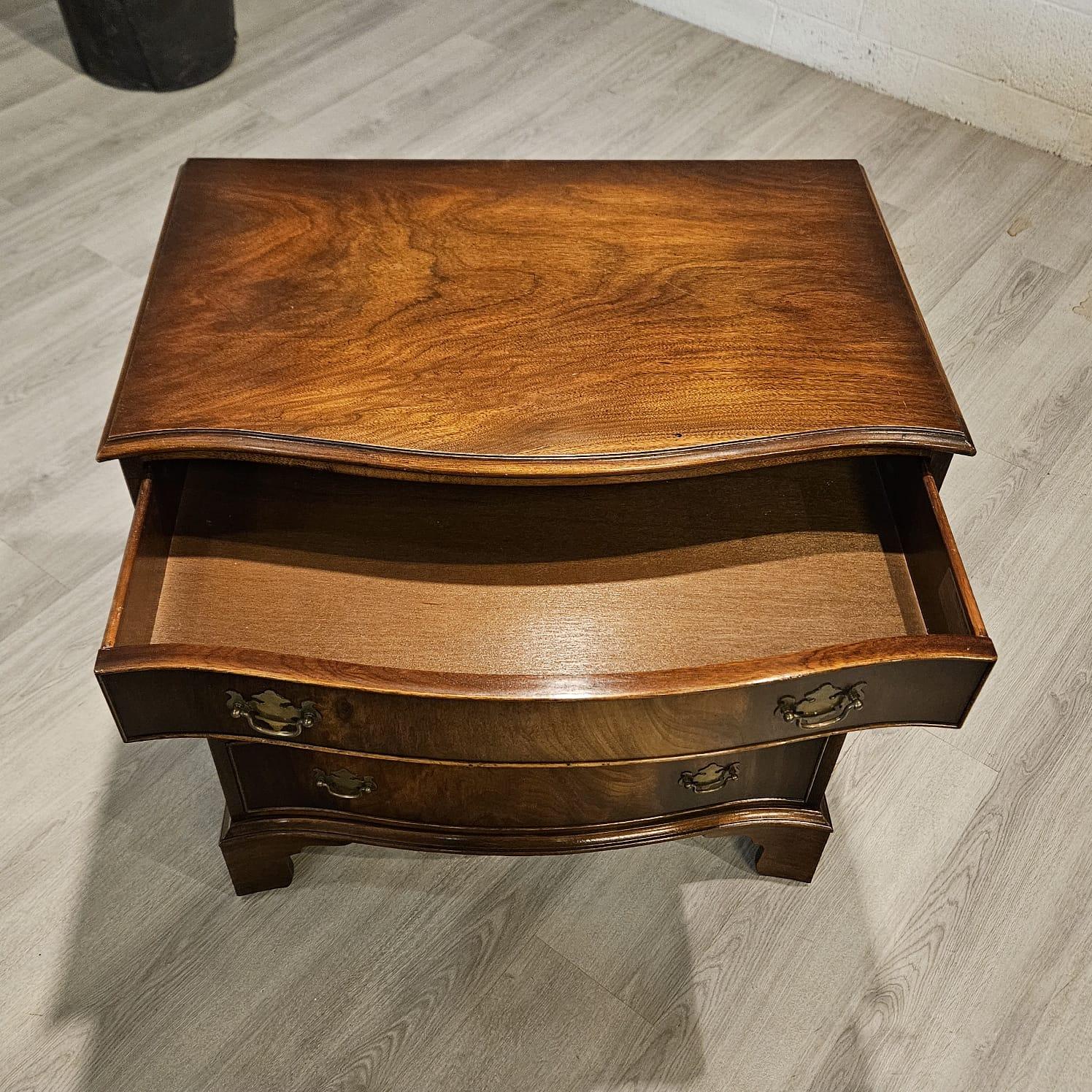 Commode à quatre tiroirs, coffre de célibataire, style anglais du 18e siècle en vente 3