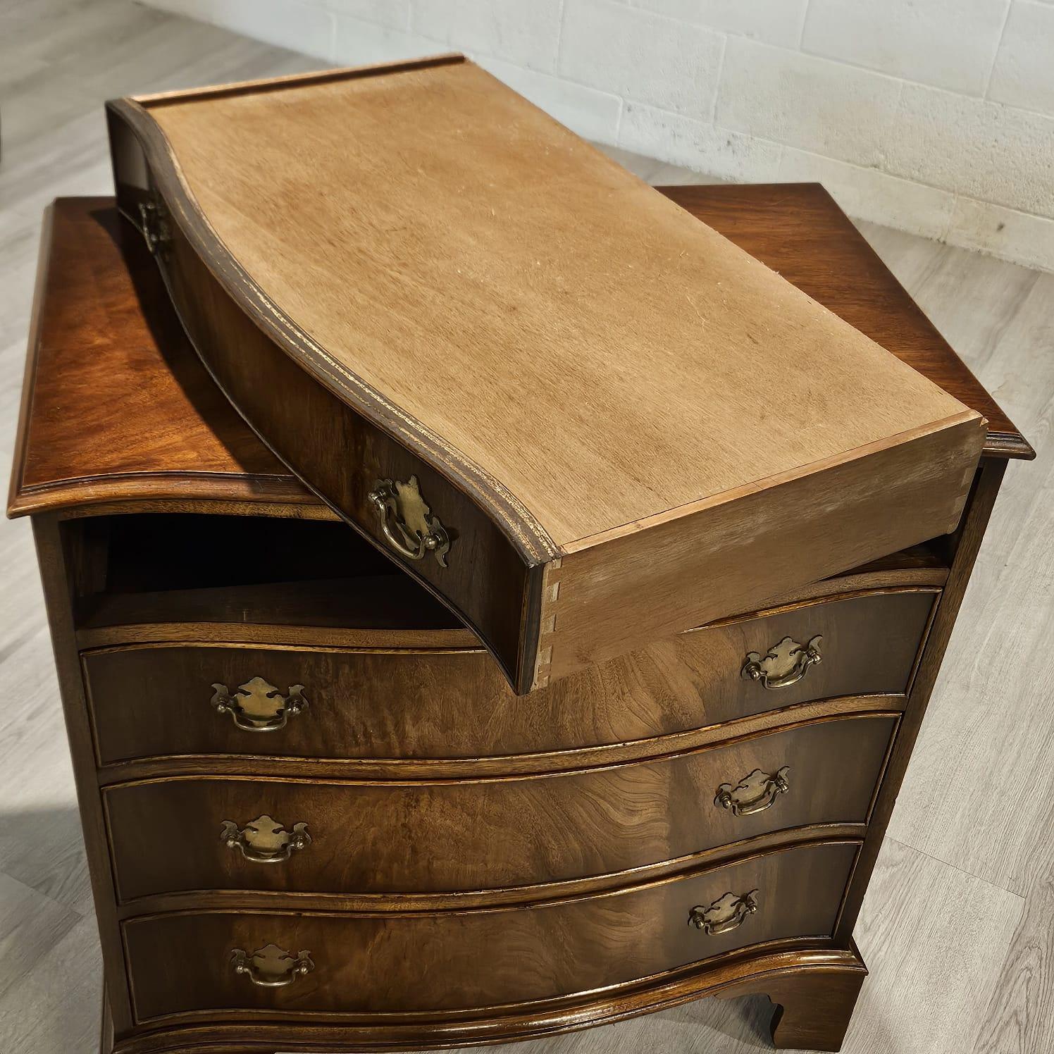 Commode à quatre tiroirs, coffre de célibataire, style anglais du 18e siècle en vente 4