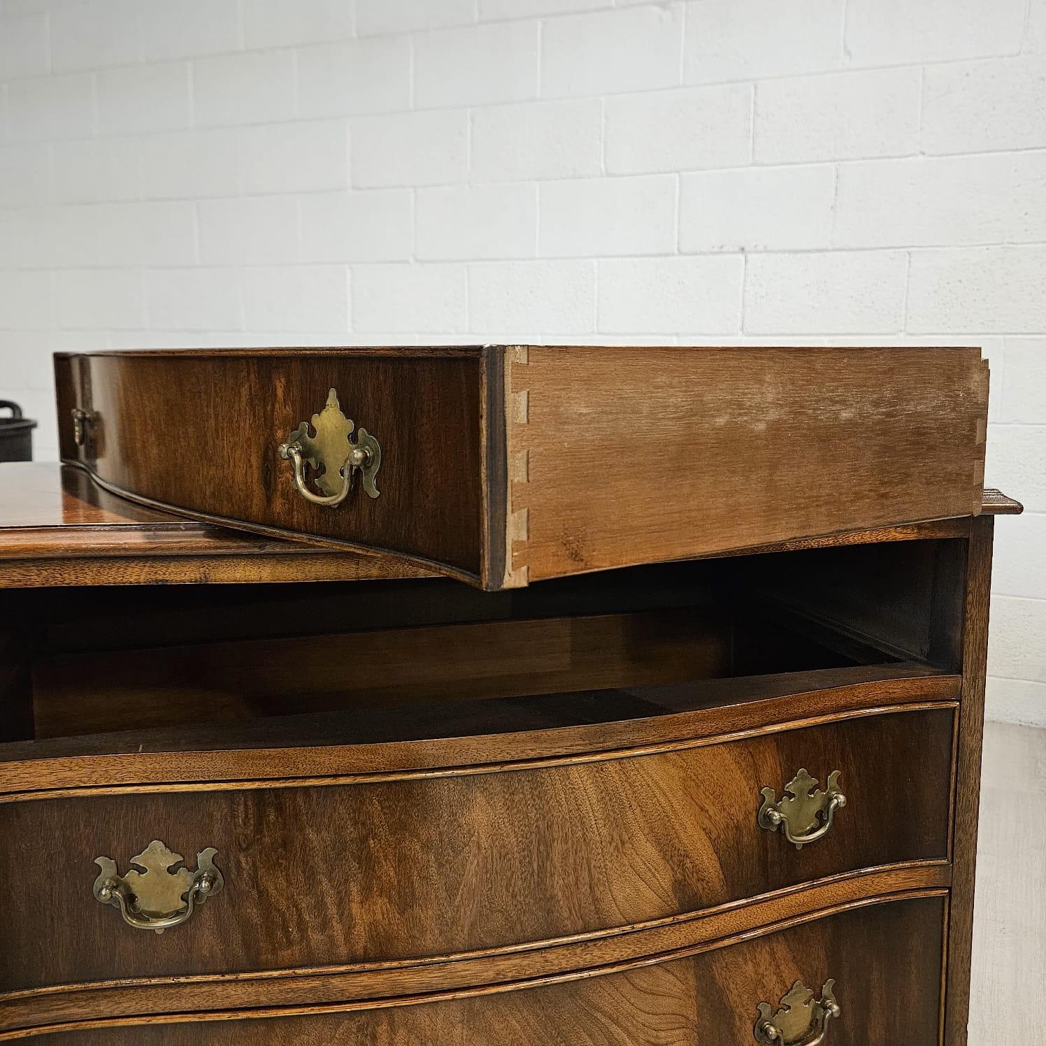 Commode à quatre tiroirs, coffre de célibataire, style anglais du 18e siècle en vente 5