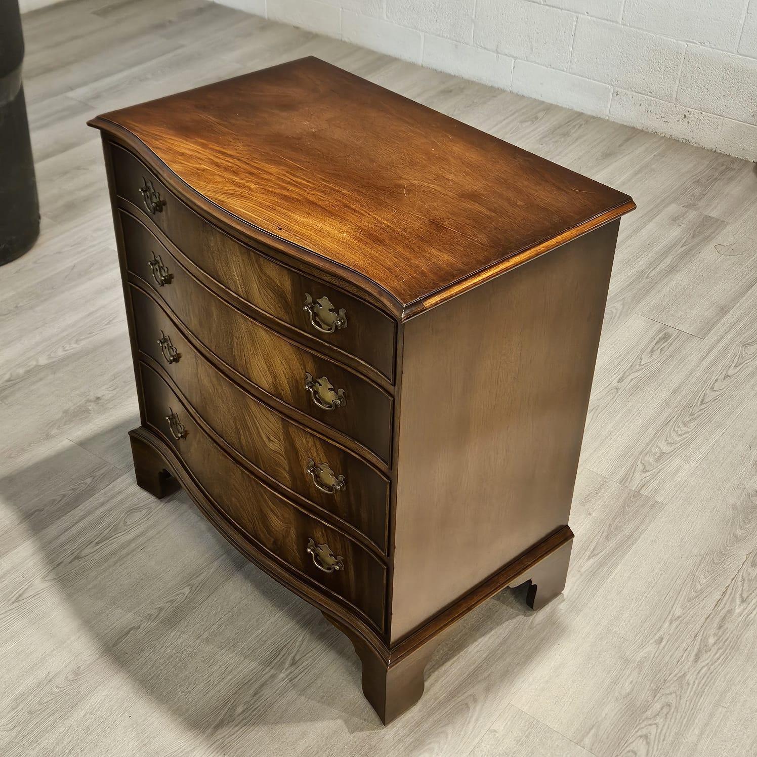 Nous avons le plaisir de vous proposer une commode classique à quatre tiroirs de style anglais du XVIIIe siècle, fabriquée avec un placage de bois au grain agréable et quatre tiroirs construits avec un assemblage traditionnel à queue d'aronde. 
Un