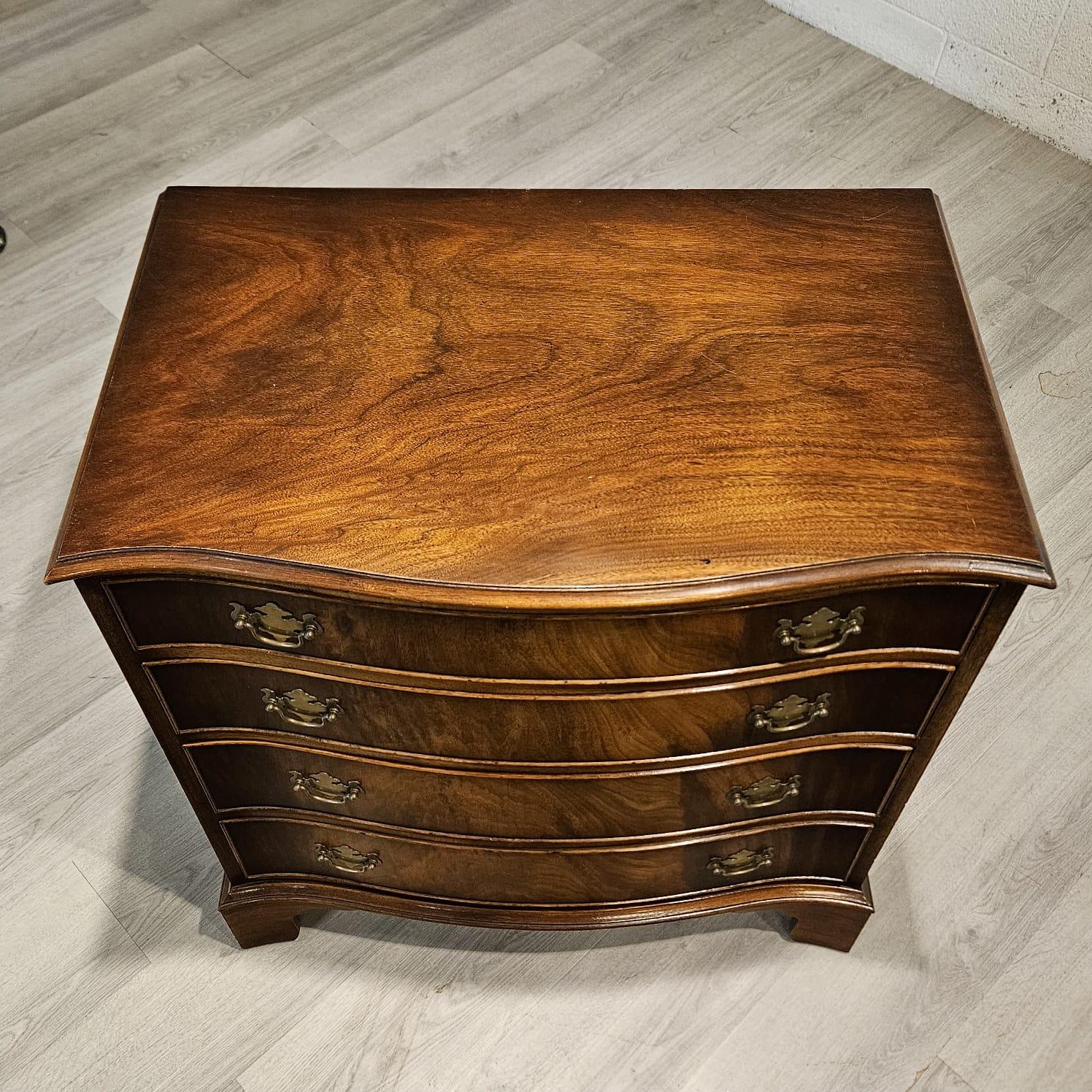 Georgien Commode à quatre tiroirs, coffre de célibataire, style anglais du 18e siècle en vente