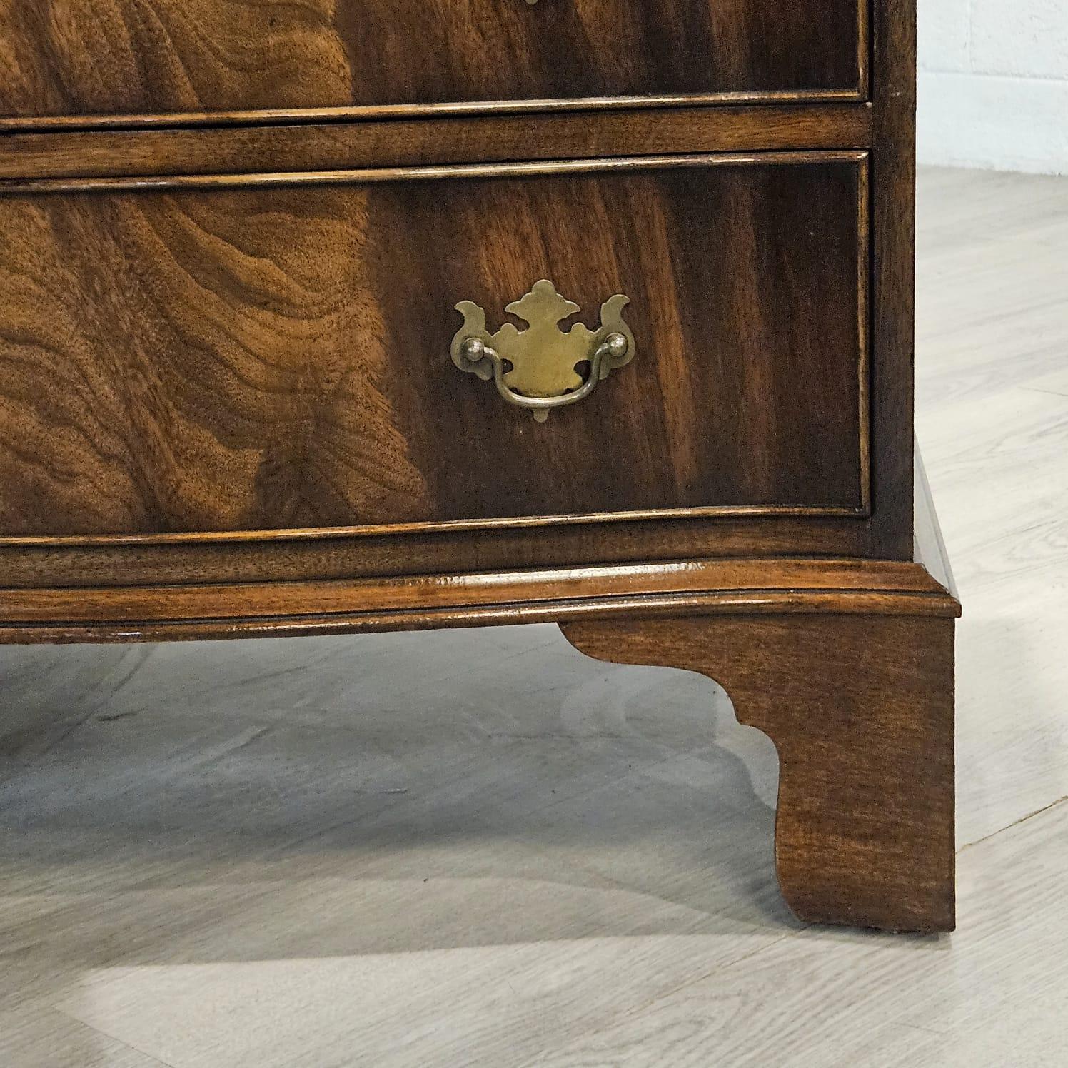 Commode à quatre tiroirs, coffre de célibataire, style anglais du 18e siècle Bon état - En vente à Toronto, CA