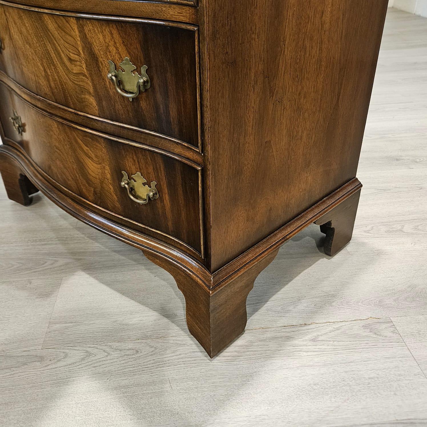 20ième siècle Commode à quatre tiroirs, coffre de célibataire, style anglais du 18e siècle en vente