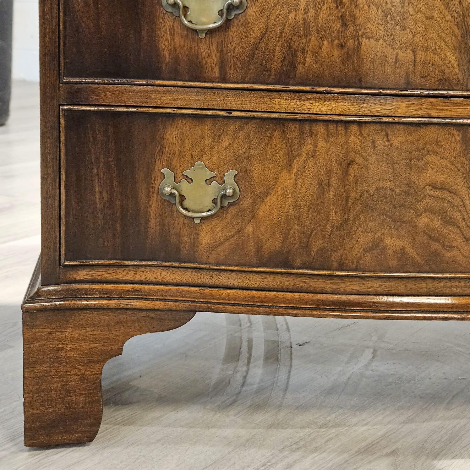 Commode à quatre tiroirs, coffre de célibataire, style anglais du 18e siècle en vente 1
