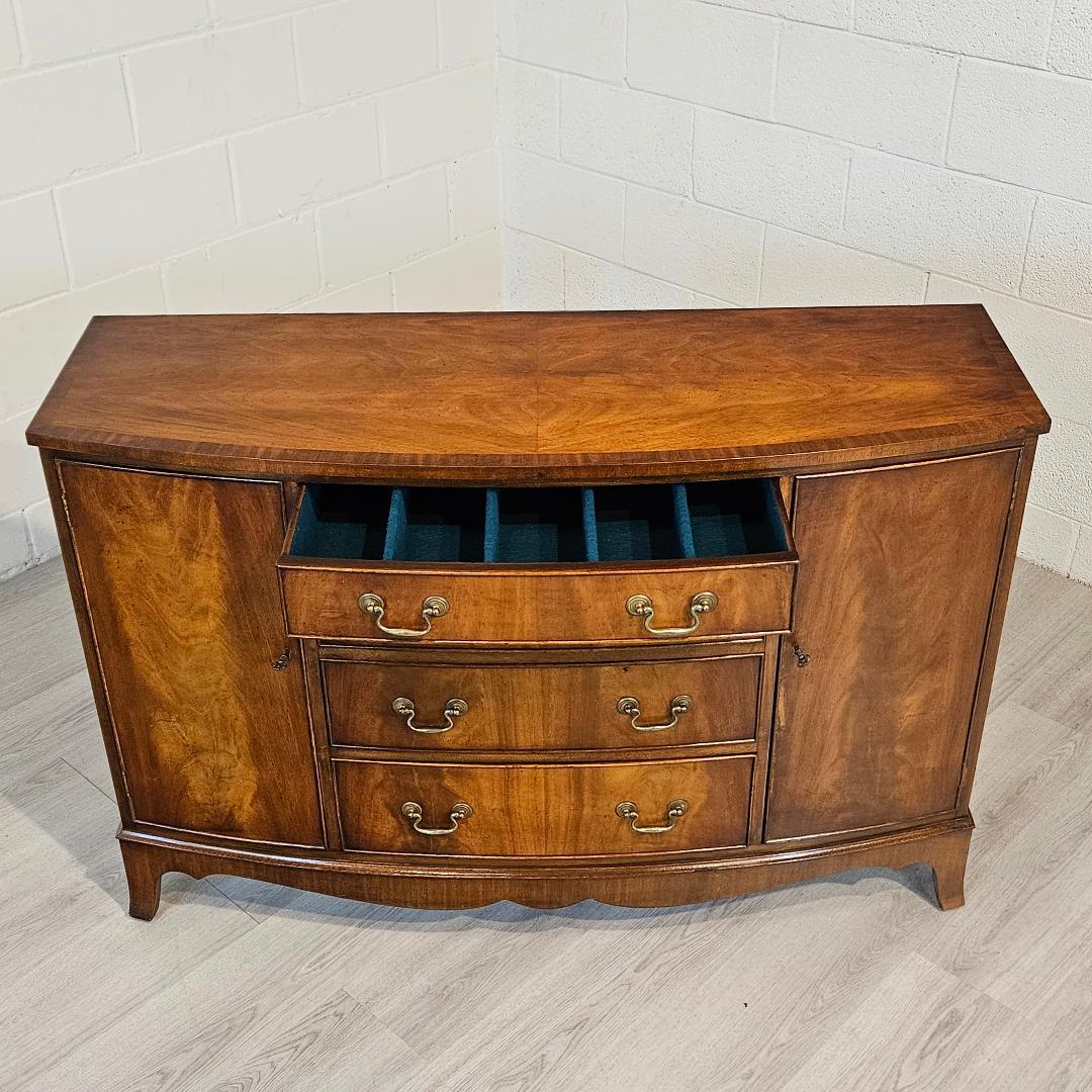18th Century Style English Sideboard in Georgian Style In Good Condition For Sale In Toronto, CA