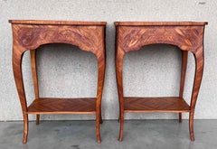 Paire de tables d'appoint ou de chevets en marqueterie Louis XV de style français du 18e siècle