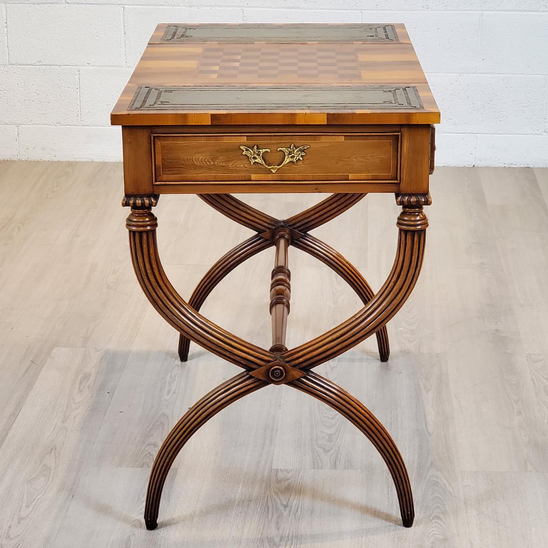 If Table de jeux en if du 18e siècle avec échiquier, backgammon et plateau en cuir  en vente