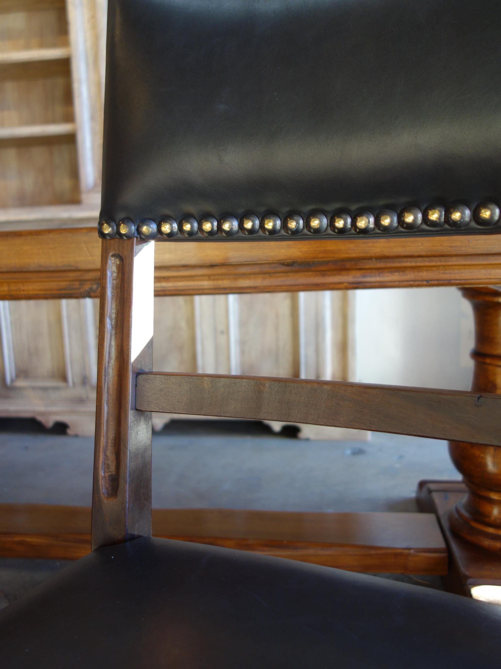 Chaise d'appoint italienne BELLA du 18ème siècle en noyer massif sculpté en cuir sur commande en vente 9