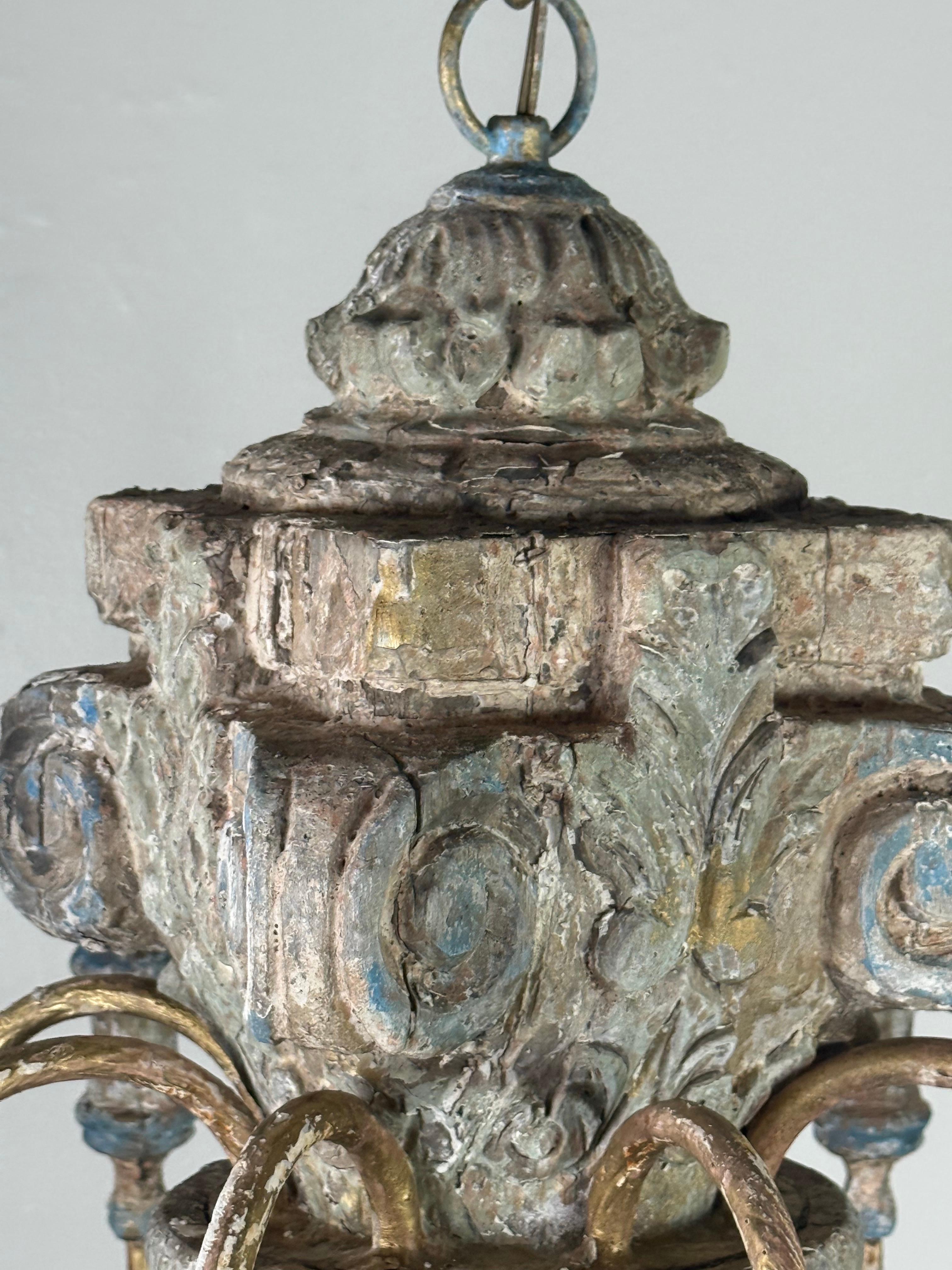 Araña italiana de seis luces de madera tallada y dorada, estilo siglo XVIII en venta 2