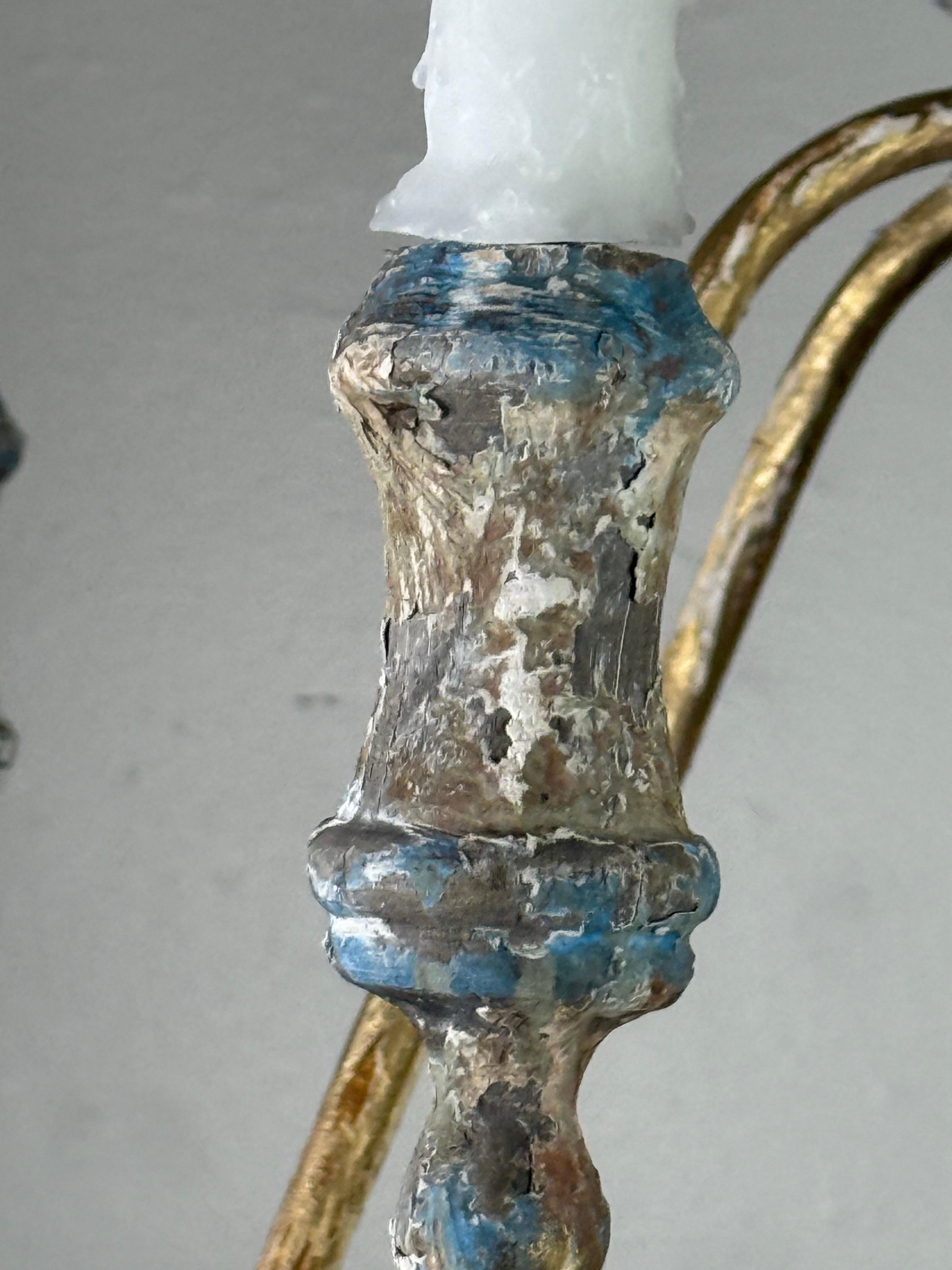 Araña italiana de seis luces de madera tallada y dorada, estilo siglo XVIII en Desgastado estado para la venta en Los Angeles, CA