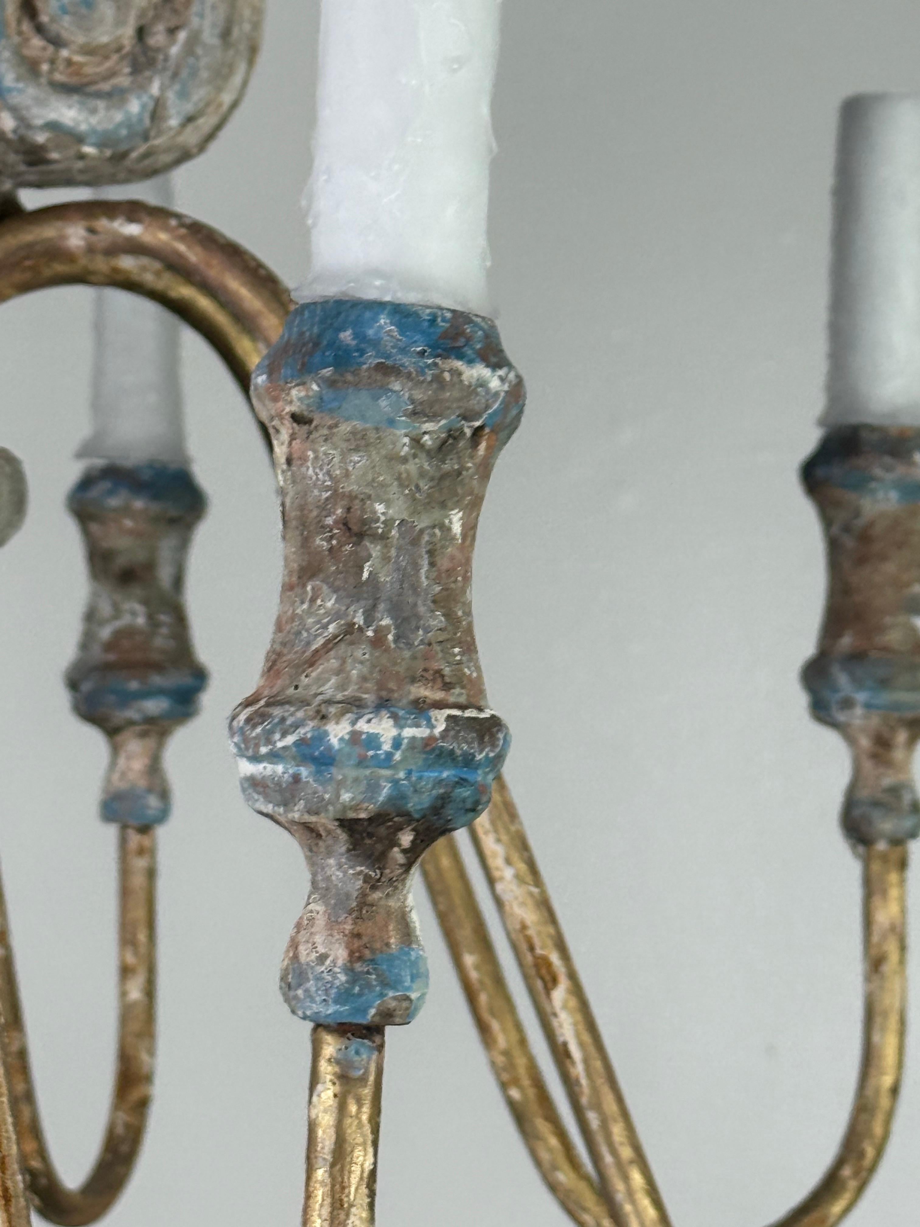 Araña italiana de seis luces de madera tallada y dorada, estilo siglo XVIII siglo XX en venta