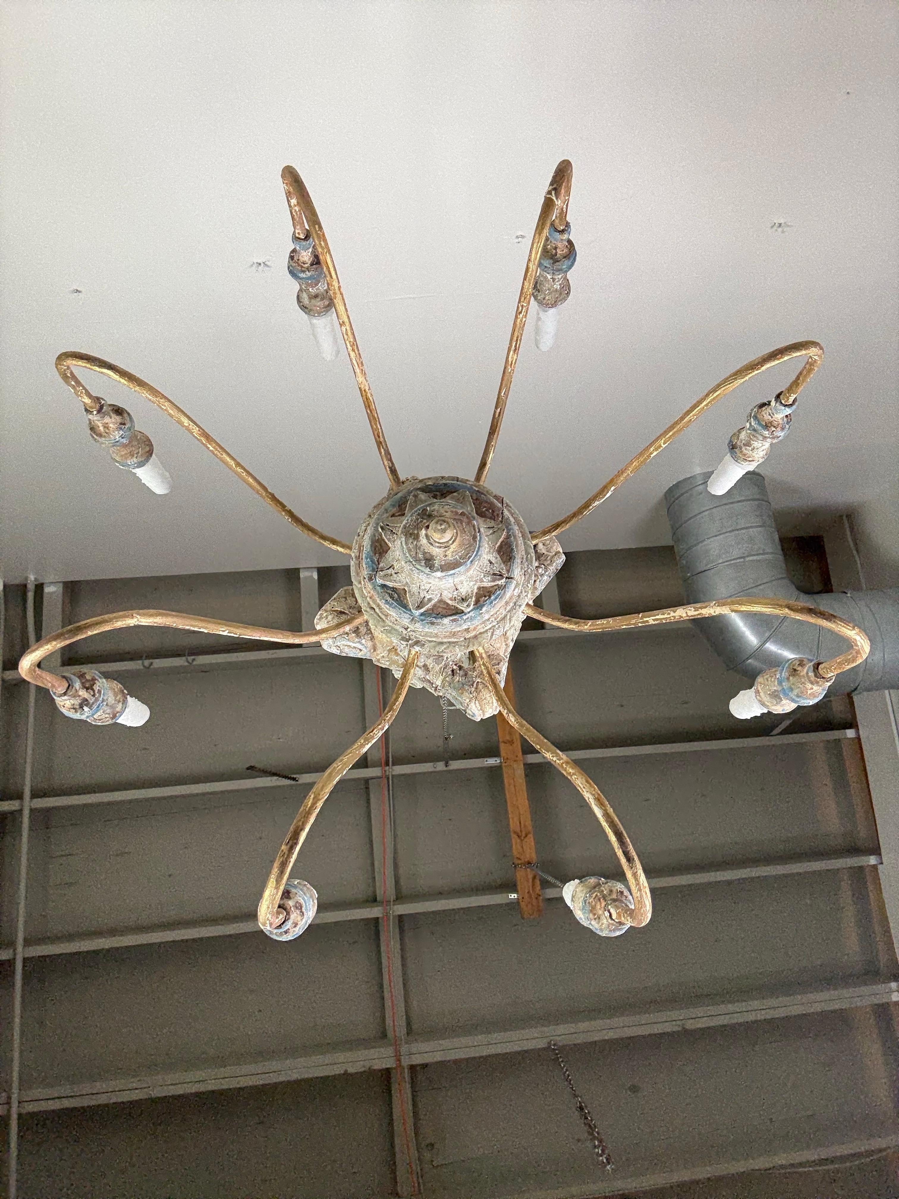 Araña italiana de seis luces de madera tallada y dorada, estilo siglo XVIII Hierro en venta