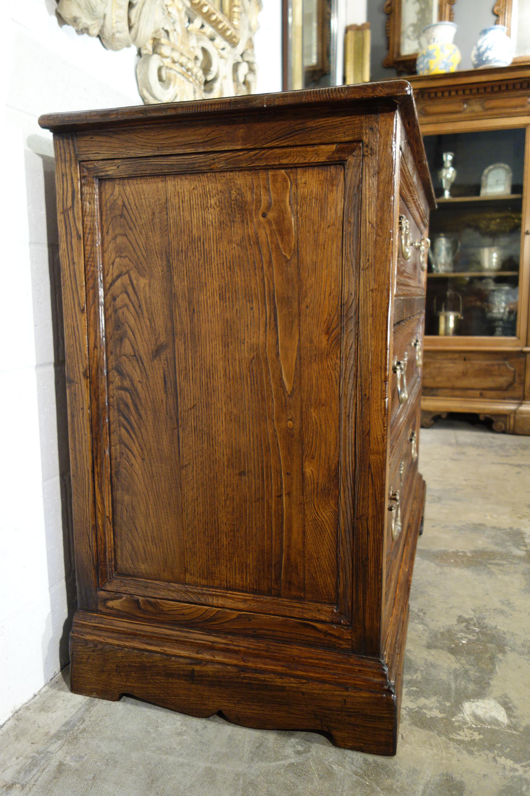 Fait main Commode Cassettone à 3 tiroirs en châtaignier ancien de style italien du 18ème siècle sur commande ou sur mesure en vente