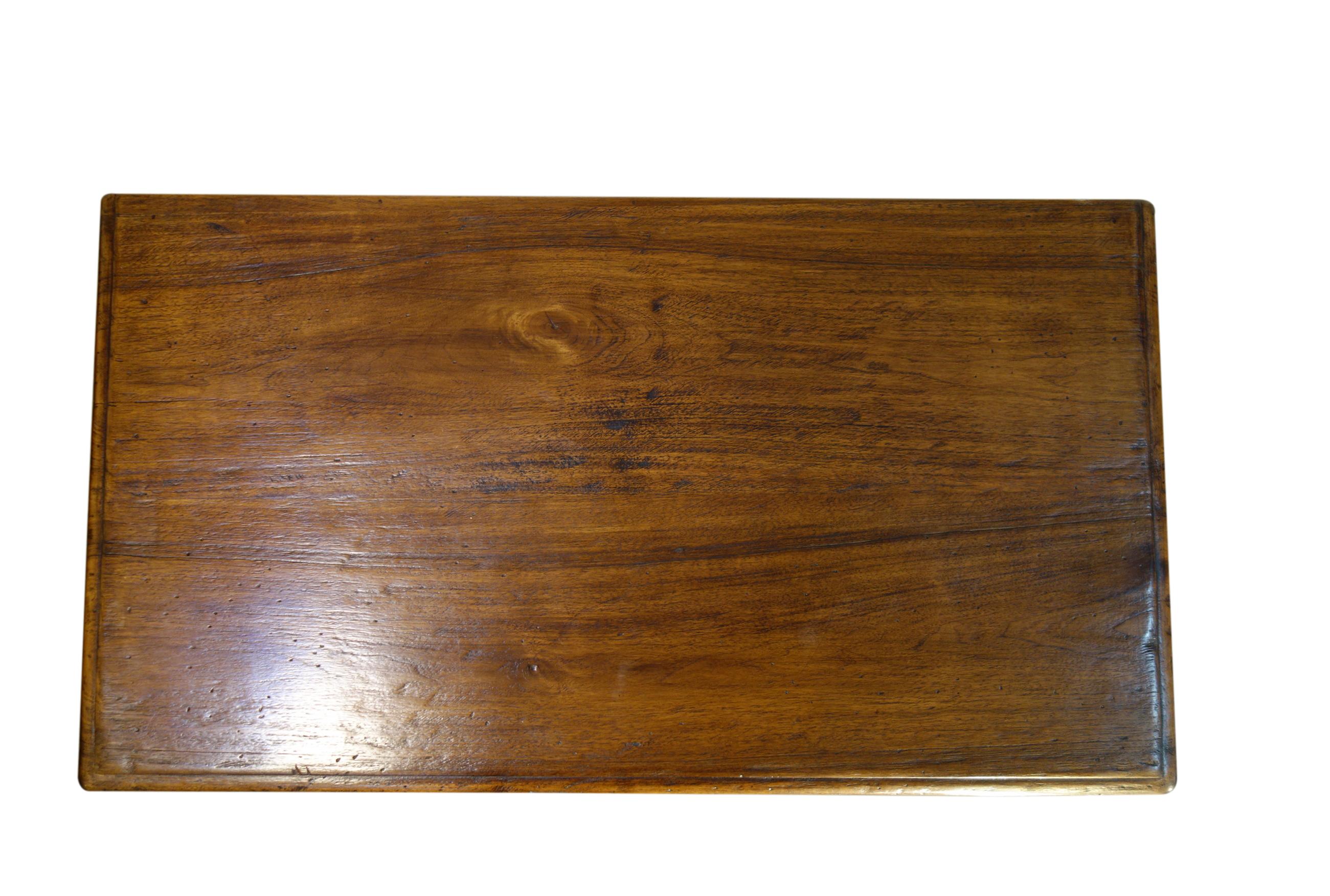 Italienische Kommode im Stil des 18. Jahrhunderts aus altem Nussbaumholz mit 3 Schubladen und verschiedenen Ausführungen im Zustand „Neu“ im Angebot in Encinitas, CA