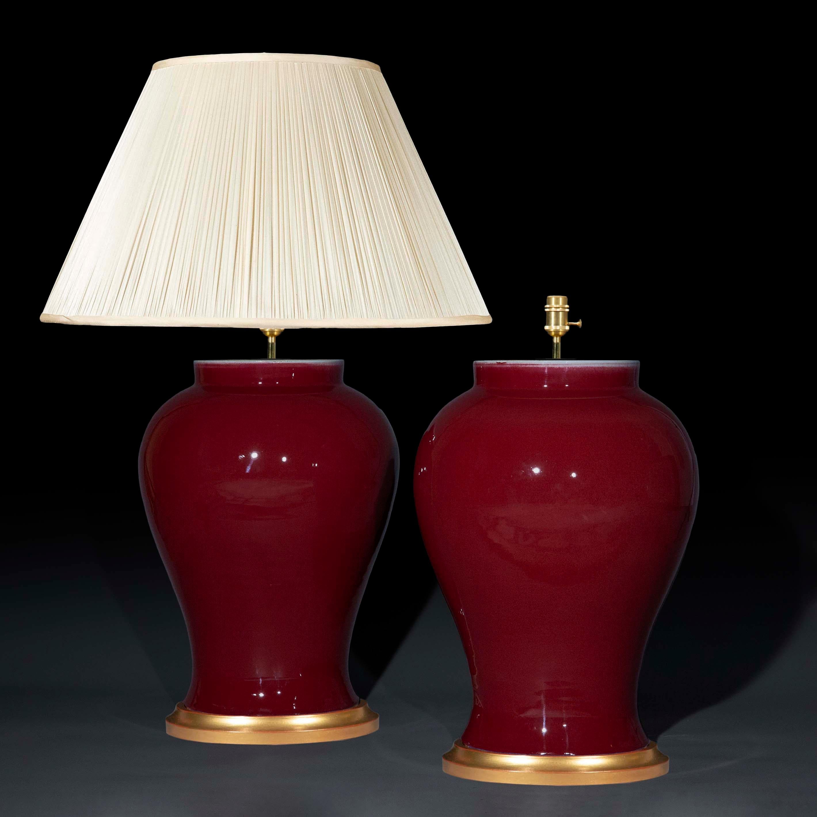 Exportation chinoise Paire de jarres chinoises de style XVIIIe siècle à glaçure Sang de Boeuf en vente
