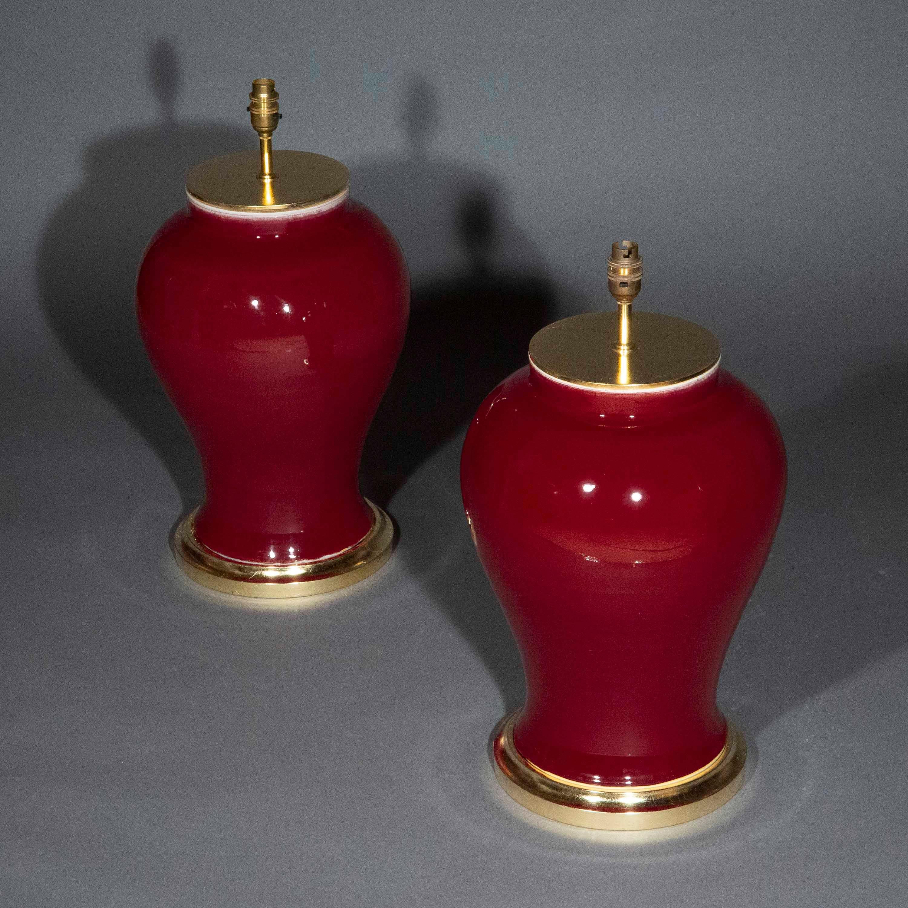 Pareja grande de lámparas de jarra chinas estilo siglo XVIII en esmalte Sang de Boeuf en Bueno estado para la venta en Richmond, London