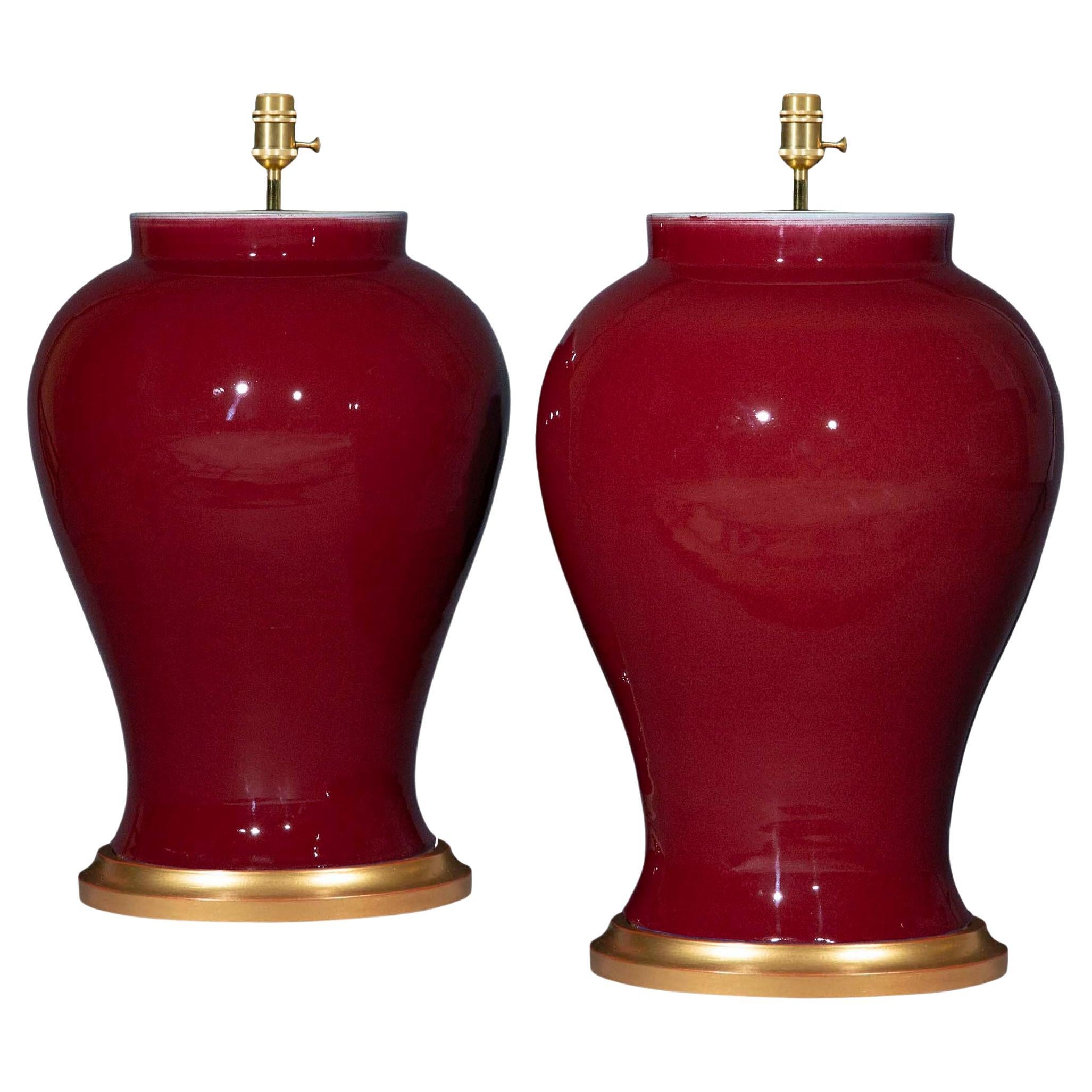 Une splendide paire de lampes en forme de jarre de temple chinois de style 18e siècle, de grande envergure, en glaçure Sang de Bœuf. Chine, milieu/fin du XXe siècle. 

Pourquoi nous les aimons

Richement colorées, de forme balustre bien dessinée et