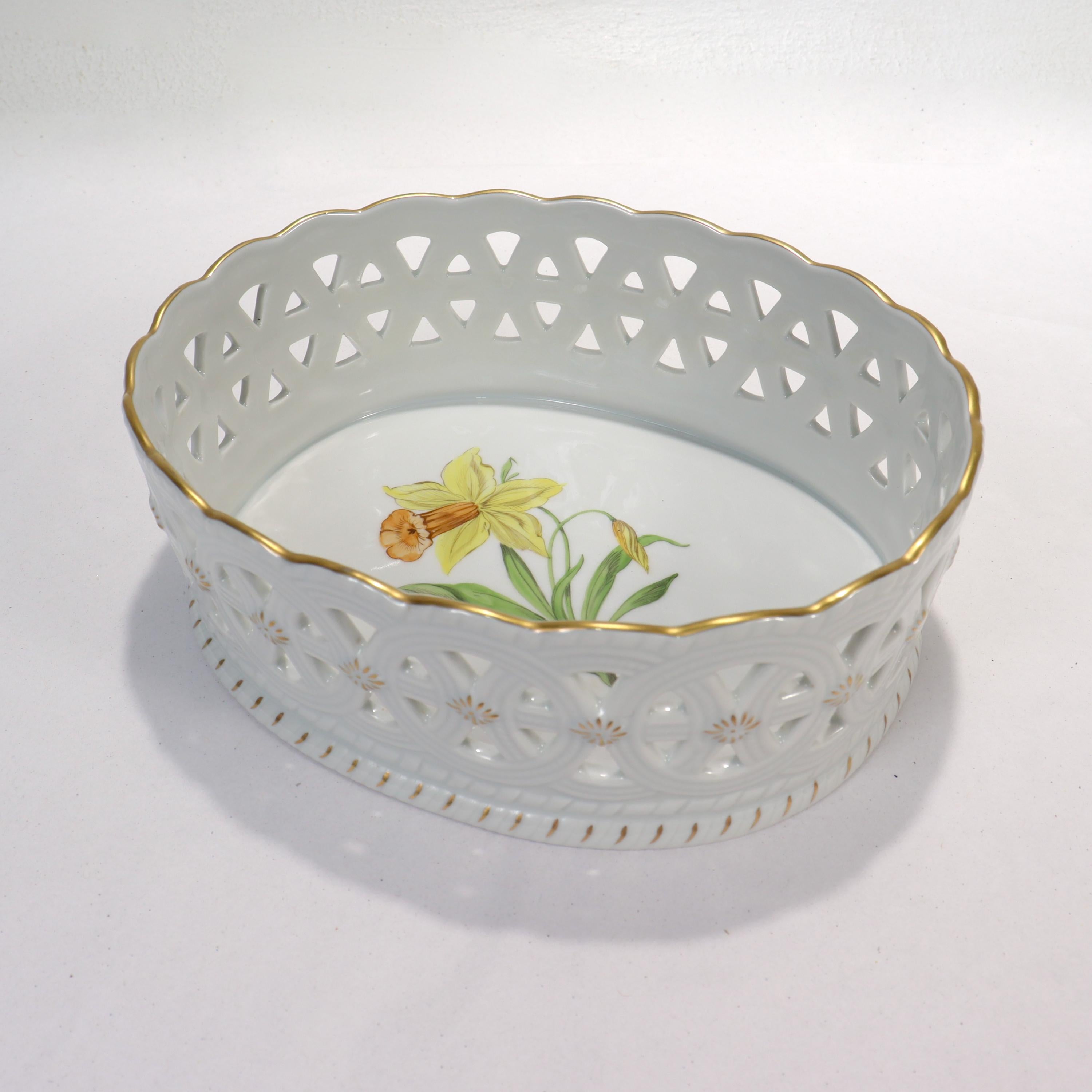 A fine German porcelain openwork or reticulated basket.

By the Ludwigsburg Porcelain Manufactory. 

With pierced sides of interlocking circular devices above a gadrooned and ropetwist base.

Having a handpainted yellow daffodil to the center