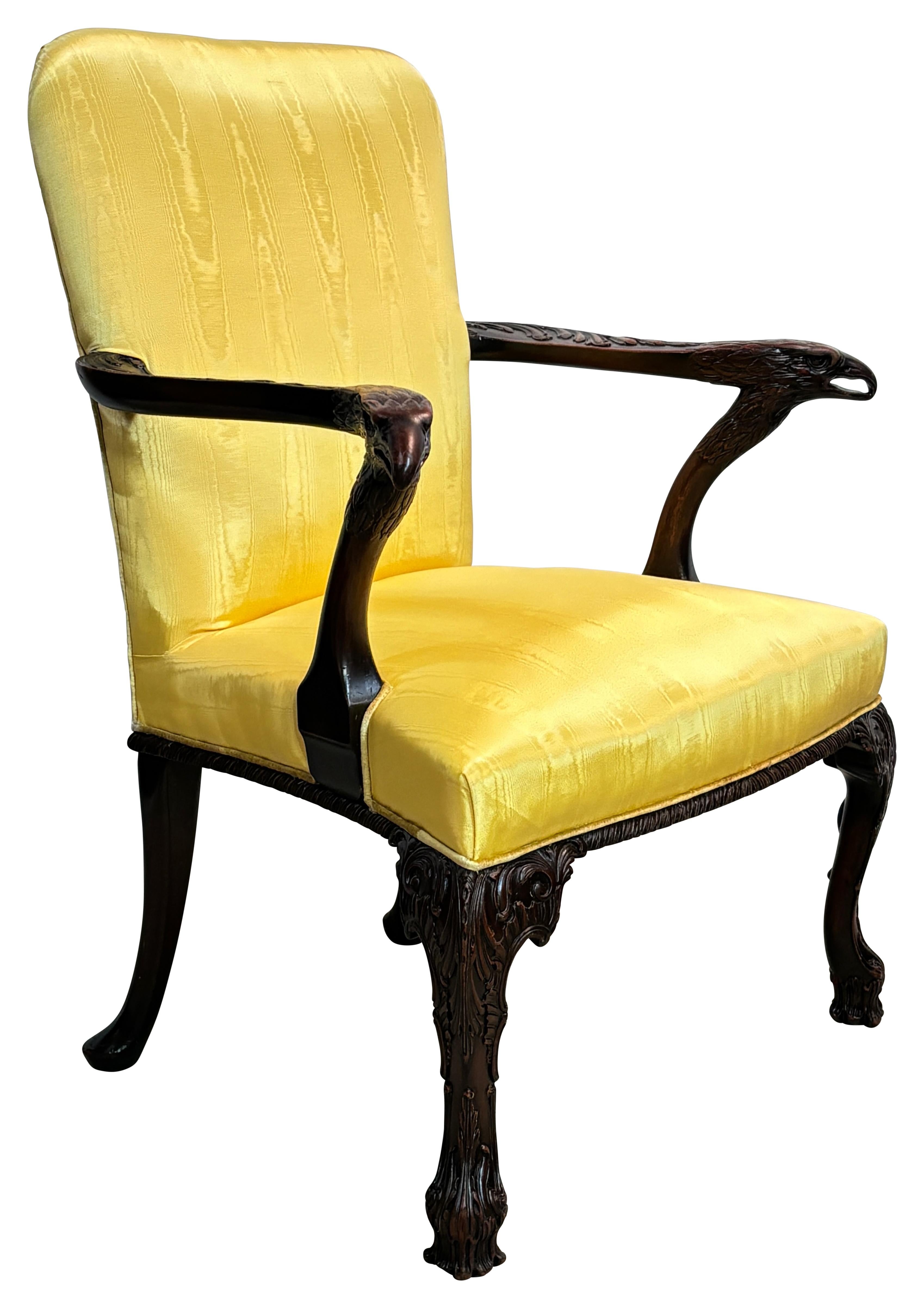 Fauteuil de bibliothèque en acajou de style géorgien du XVIIIe siècle avec des détails sculptés en forme de tête d'aigle.
Fabrication artisanale de haute qualité, sculptée à la main par des experts. Conserve l'ancienne finition qui a été