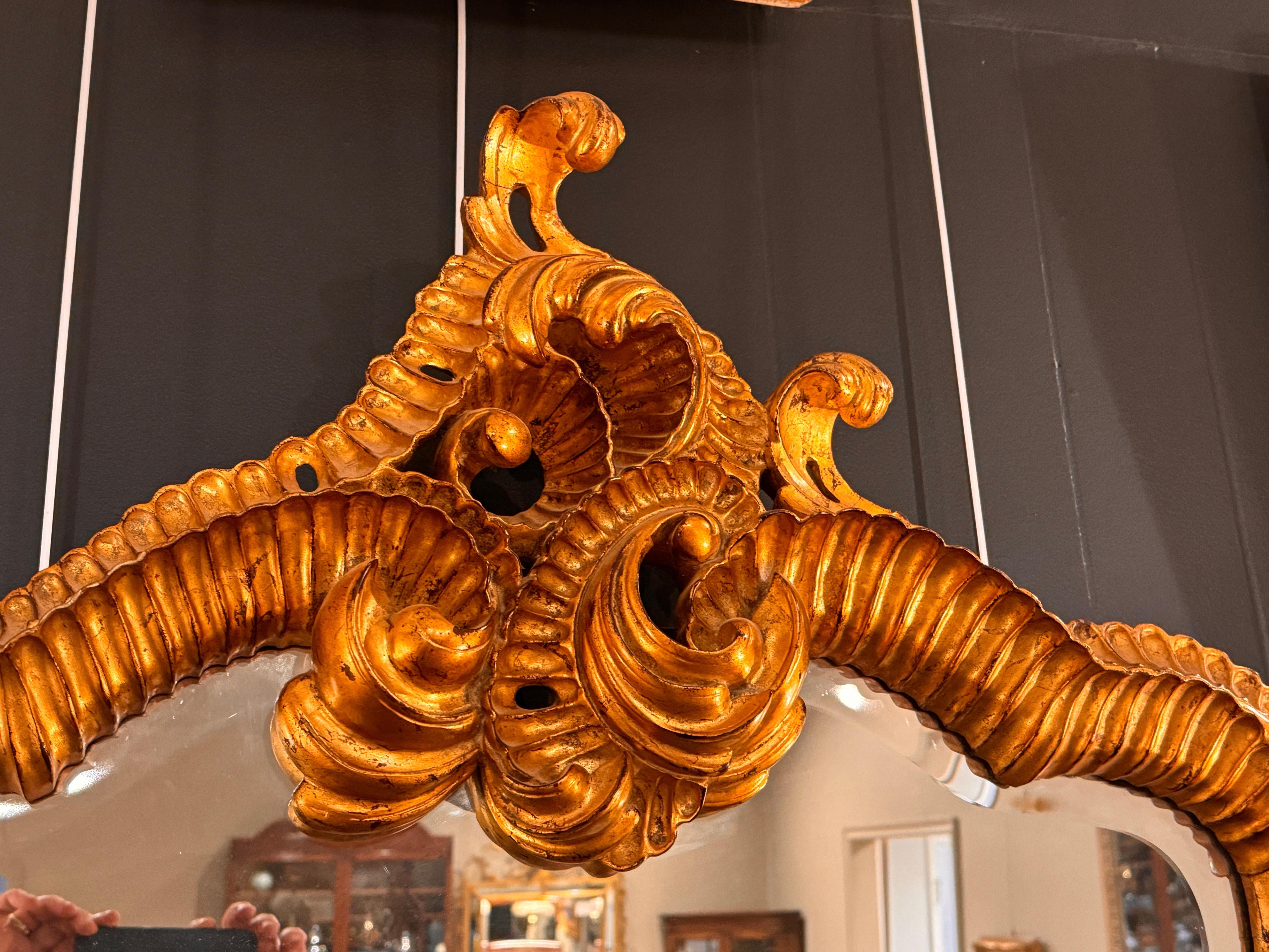 XX secolo Specchio d'oro rococò del 18° secolo con vetro smussato in vendita