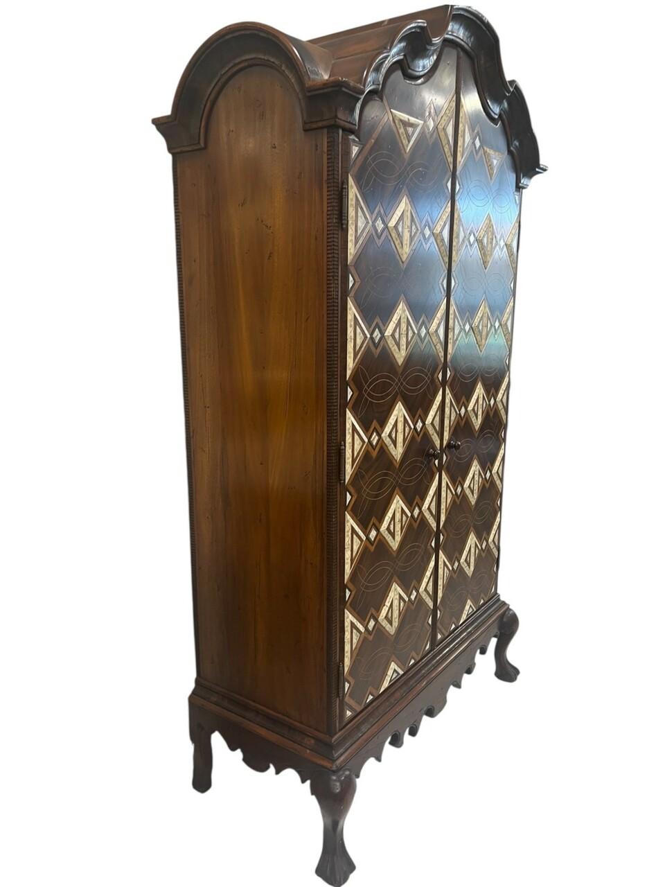 Cabinet Taraceado de style XVIIIe siècle avec des motifs géométriques en bois et en os sgraffités et des détails sculptés à la main sur des pieds en forme de boule et de griffe. Les étagères sont réglables sur plusieurs niveaux.
Design/One : Alfonso