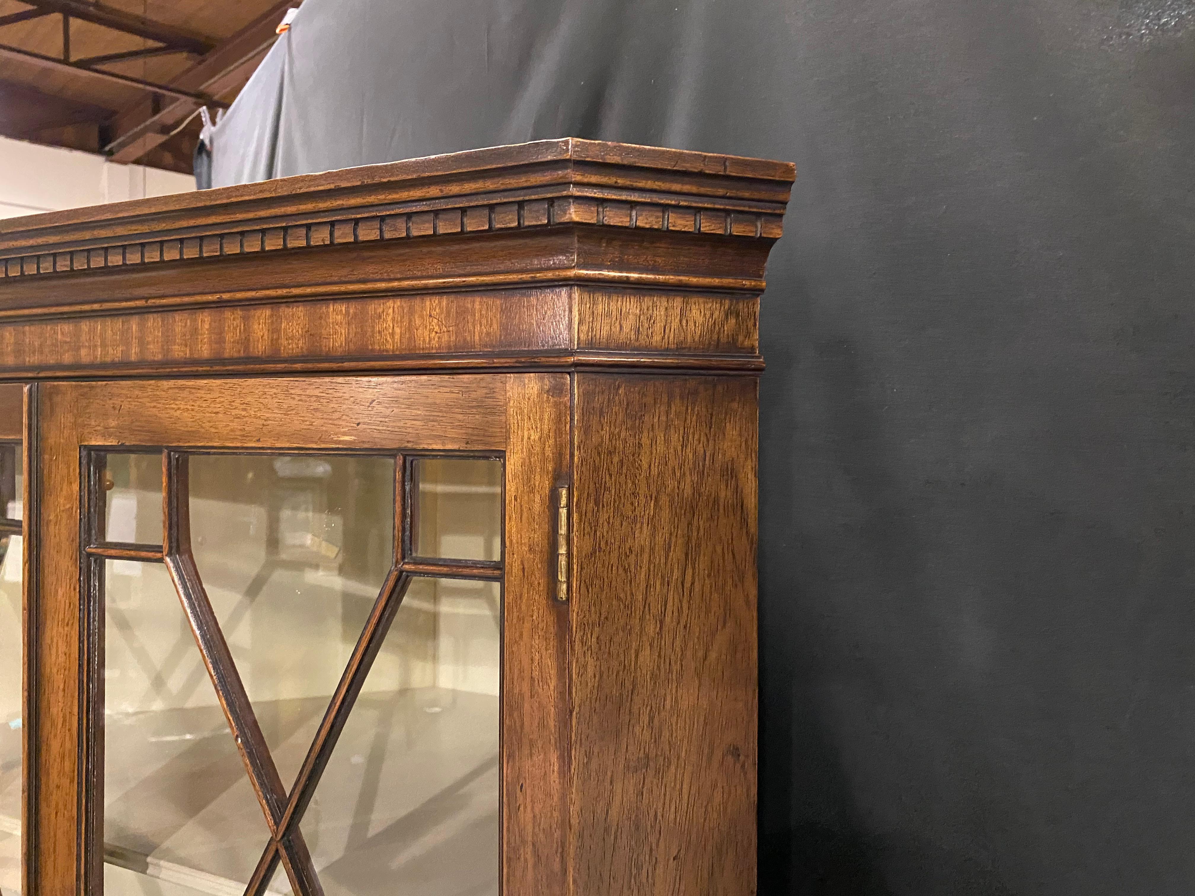 18th Century Style Two-Door Corner Cabinet, Mahogany, Georgian Style In Good Condition For Sale In Toronto, CA