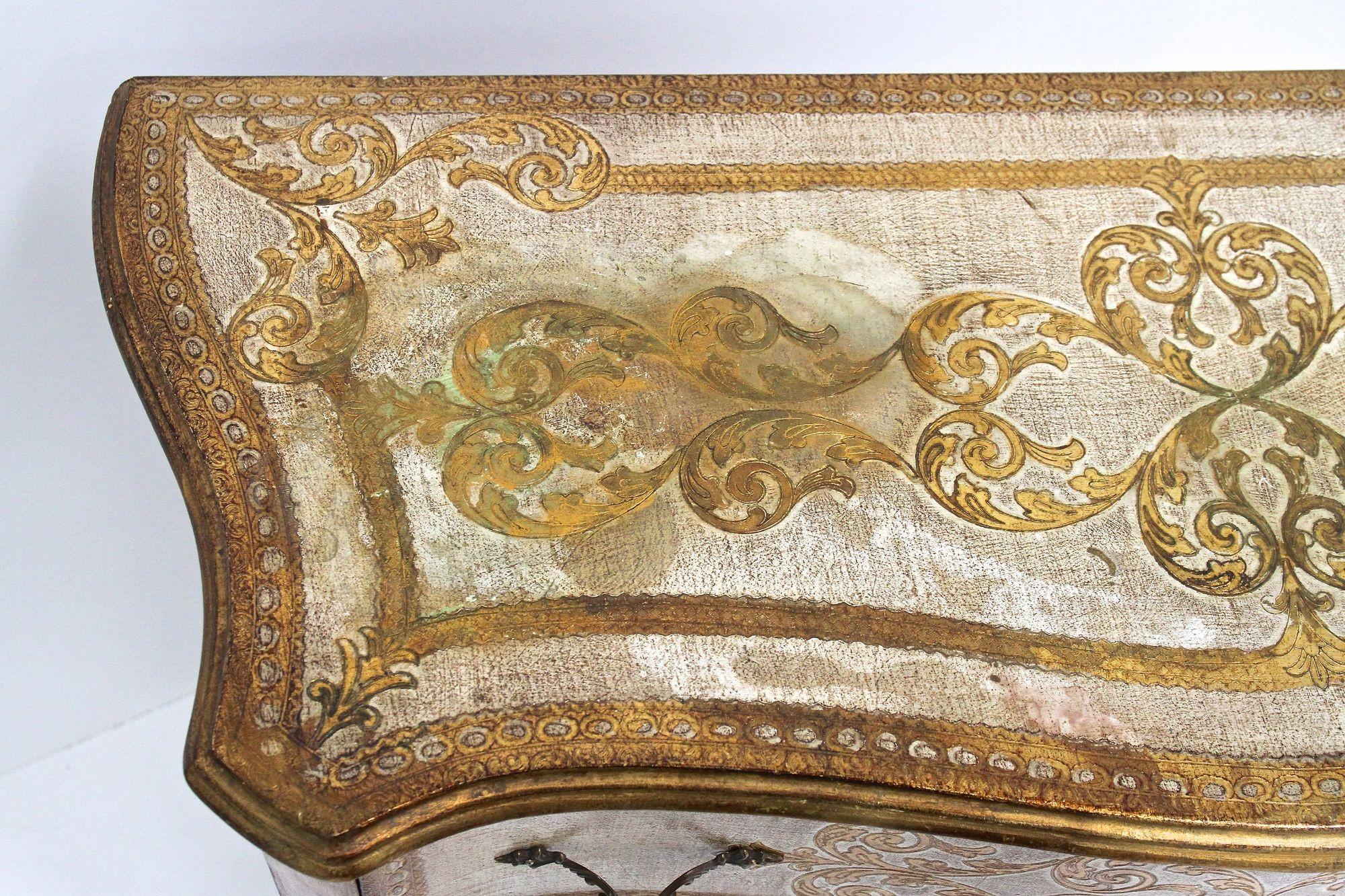 Venezianische Serpentinenkommode im Stil des 18. Jahrhunderts/Kommode mit Schubladenschrank, IT ca. 1940 im Angebot 4